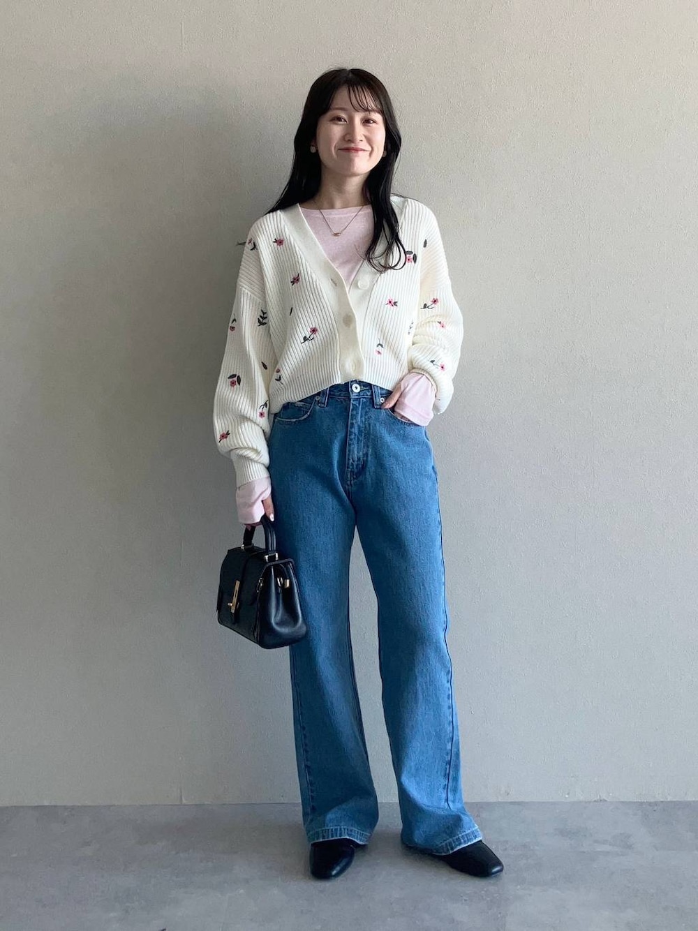 ピンク系のTシャツ/カットソー、ブラック系のローファー、ブラック系のショルダーバッグを着用したレディースの冬コーディネートの1枚目の写真