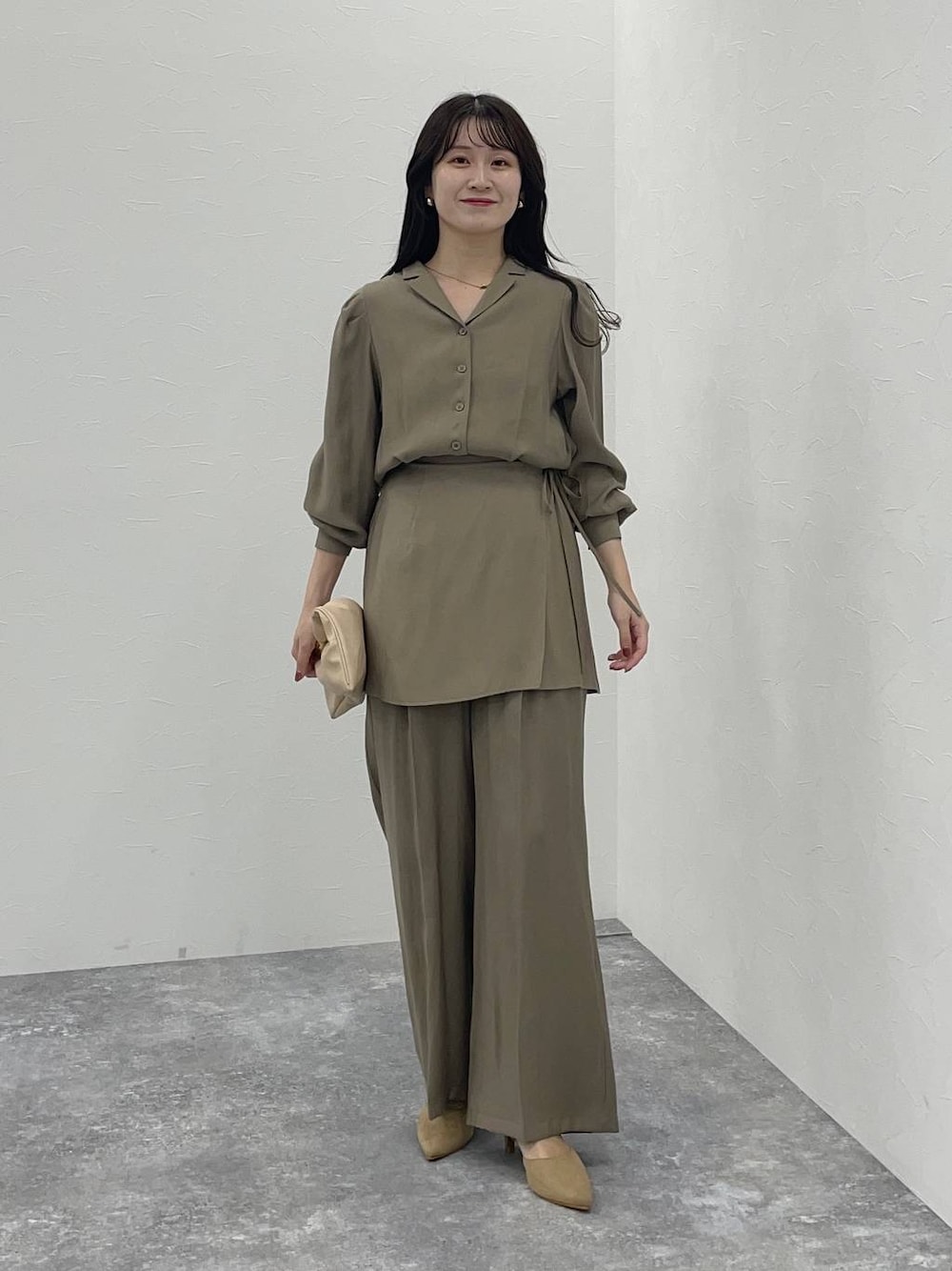 ベージュ系のハンドバッグ、ベージュ系のつなぎ/オールインワン、ベージュ系のパンプスを着用したレディースの秋コーディネートの1枚目の写真