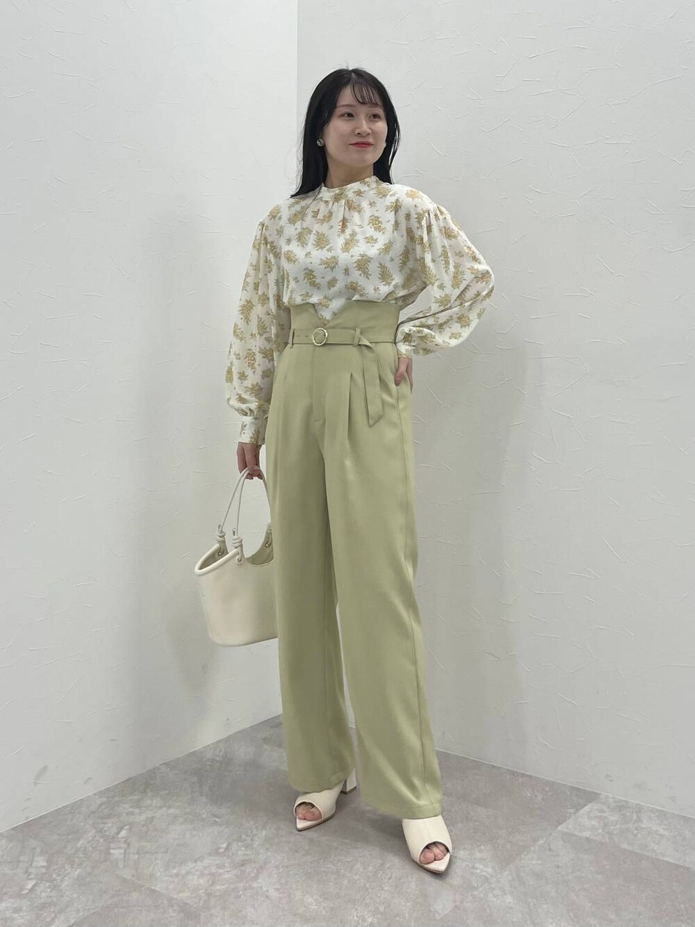 イエロー系のシャツ/ブラウス、イエロー系のその他パンツ、ホワイト系のブーツを着用したレディースの冬コーディネートの1枚目の写真