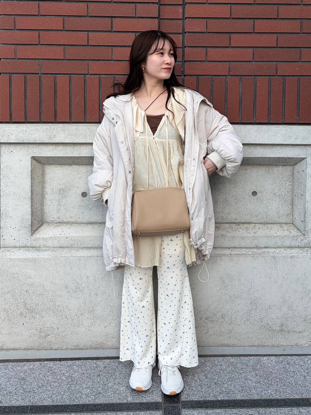 ゴールド系のボストンバッグ、ホワイト系のシャツ/ブラウス、ホワイト系のその他パンツを着用したレディースの春コーディネートの1枚目の写真