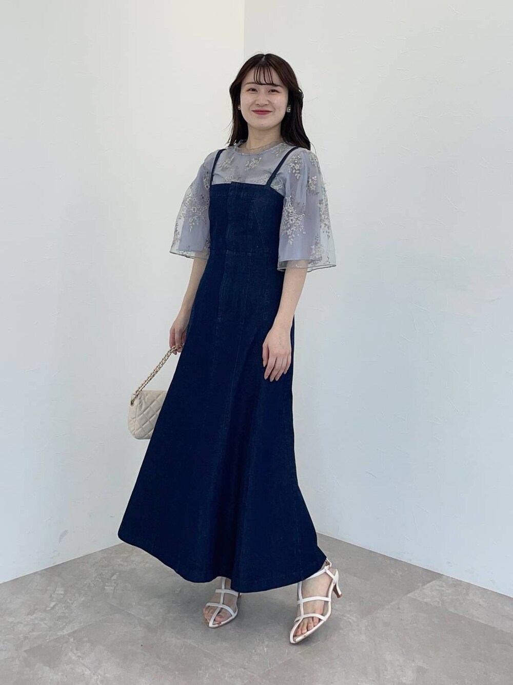 ブルー系のシャツ/ブラウス、ホワイト系のショルダーバッグ、ホワイト系のサンダルを着用したレディースの春コーディネートの1枚目の写真