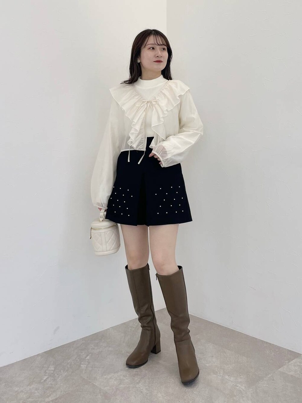 ホワイト系のショルダーバッグ、ブラック系のその他パンツ、ホワイト系のシャツ/ブラウスを着用したレディースの秋コーディネートの1枚目の写真