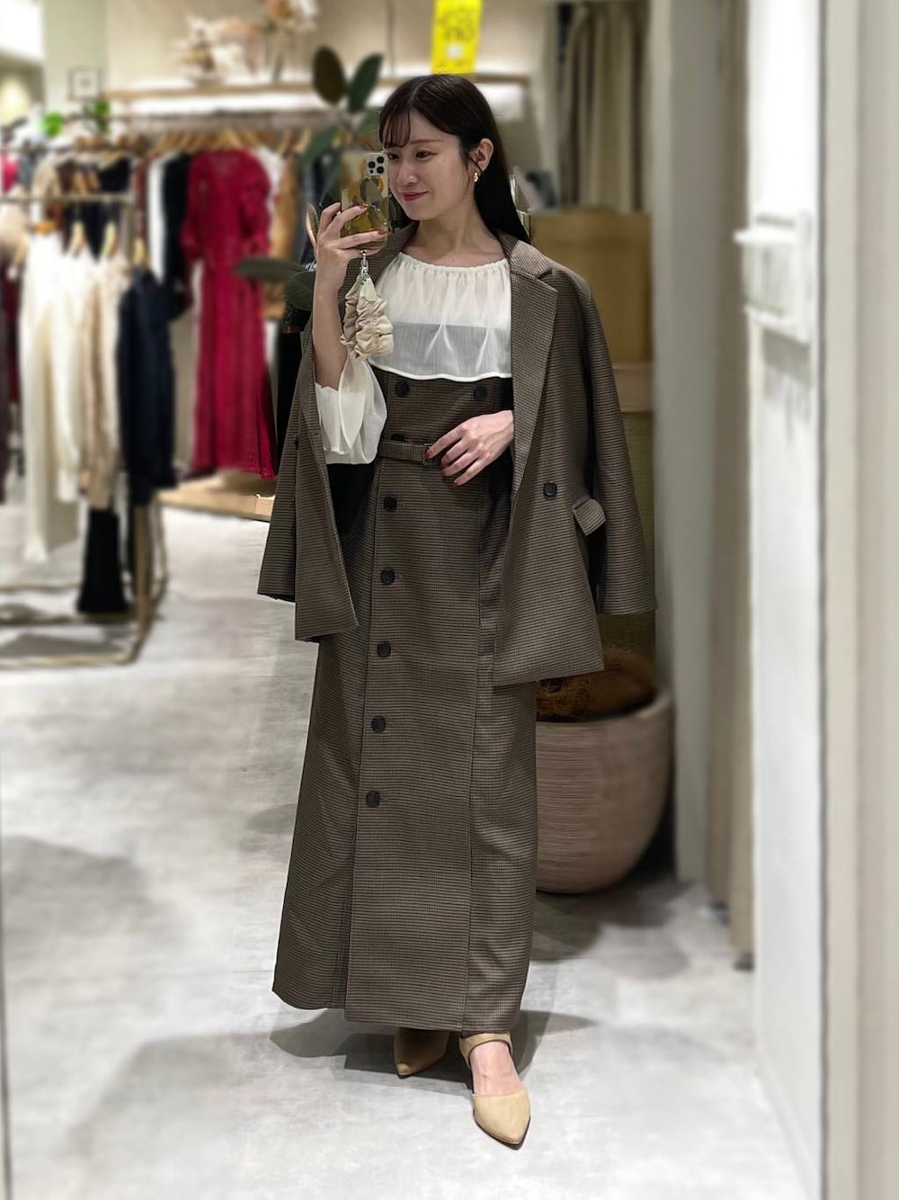 ブラウン系のテーラードジャケット、ブラウン系のワンピース、ホワイト系のシャツ/ブラウスを着用したレディースの秋コーディネートの1枚目の写真