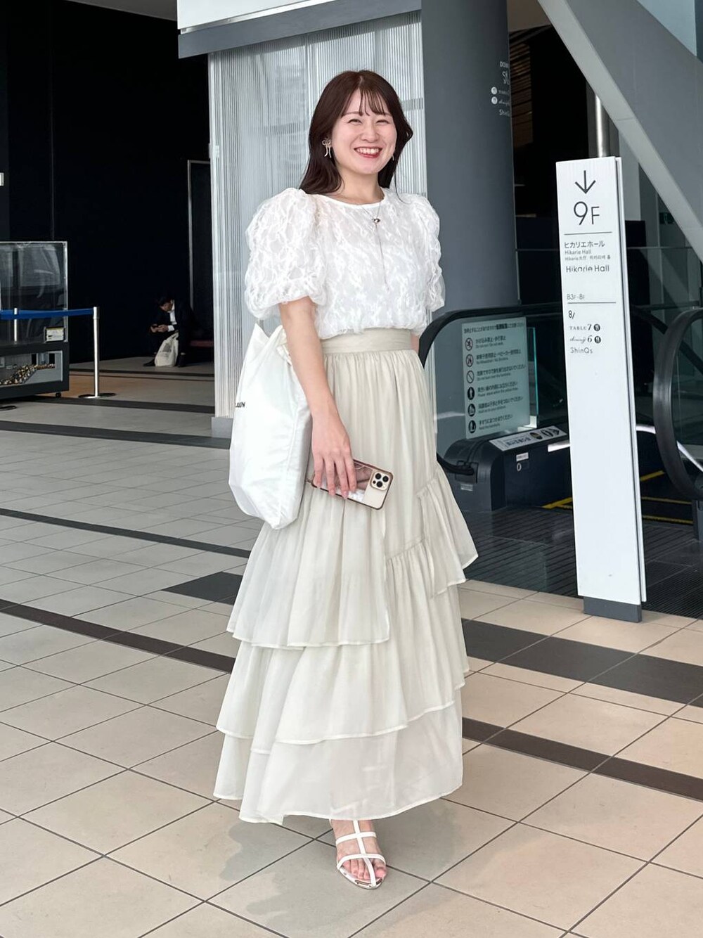 ホワイト系のスカート、ホワイト系のサンダル、ホワイト系のシャツ/ブラウスを着用したレディースの夏コーディネートの1枚目の写真