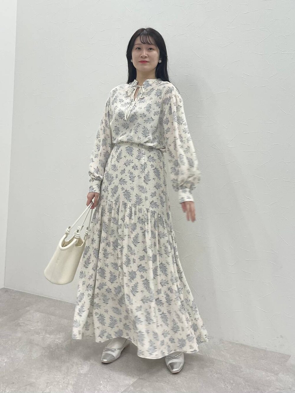 シルバー系のバレエシューズ、ブルー系のシャツ/ブラウス、ブルー系のスカートを着用したレディースの冬コーディネートの1枚目の写真