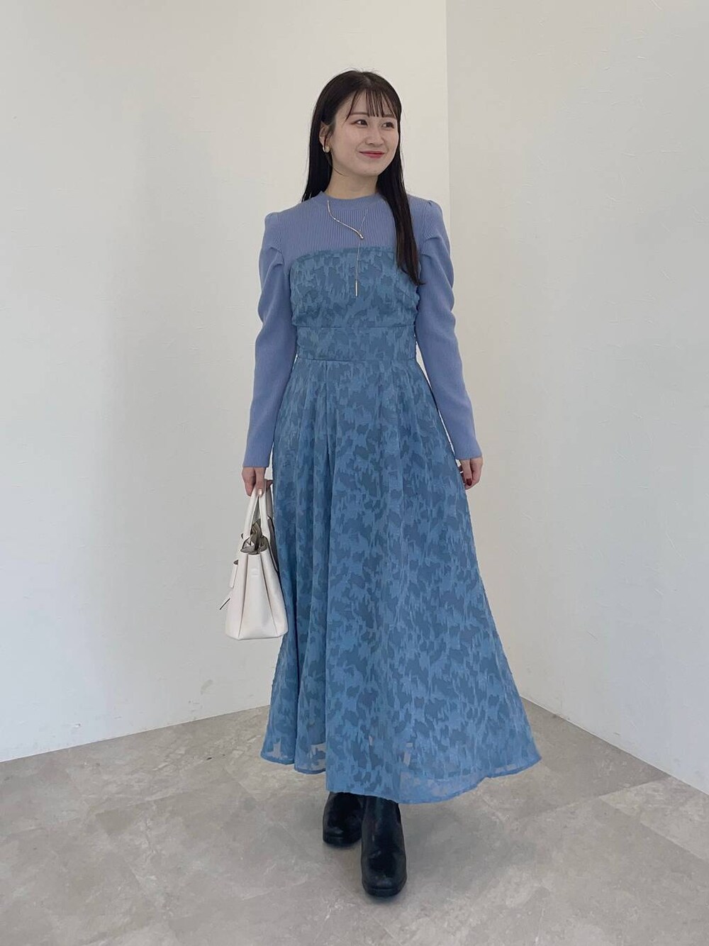 「フェミニン、低身長、モテ、デート/ロマンティック、mysty woman、ワンピース、ブーツ、ショートブーツ」｜「mysty womanのニットストームショートブーツ　143358（ブーツ、ブラック系）」を使った、MiOさん（レディース・155cm）の冬コーディネートの1枚目の写真