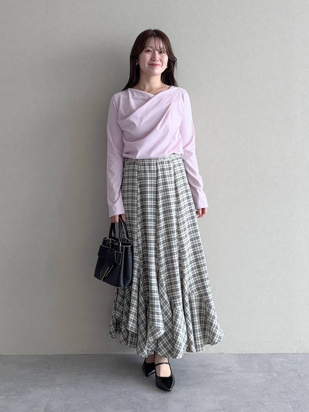 ピンク系のTシャツ/カットソー、ブラック系のショルダーバッグ、ブラック系のサンダルを着用したレディースの秋コーディネートの1枚目の写真