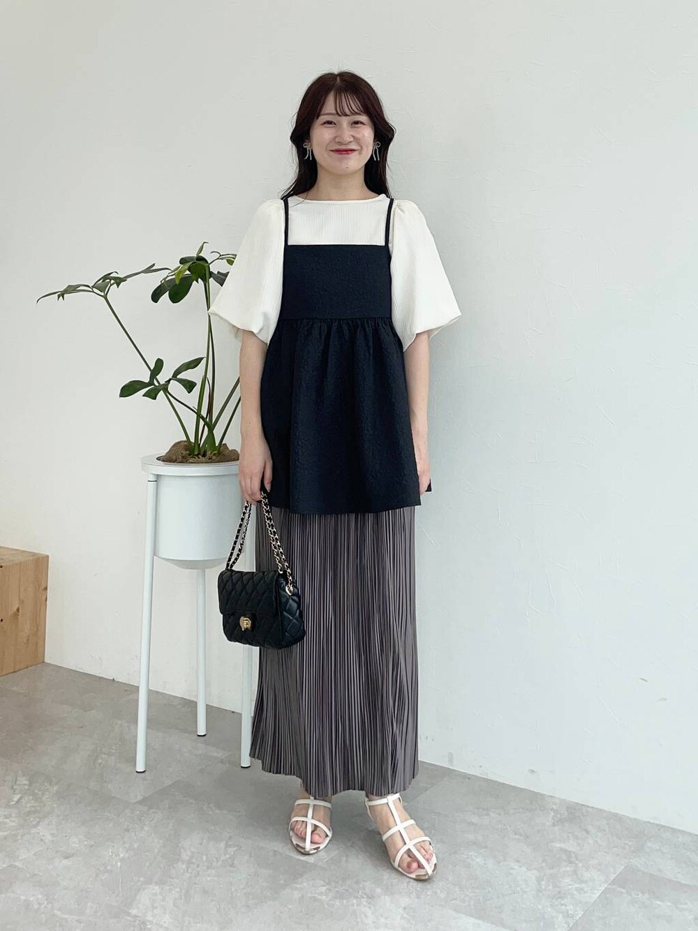 ホワイト系のシャツ/ブラウス、ブラック系のショルダーバッグ、ブラック系のキャミソールを着用したレディースの夏コーディネートの1枚目の写真