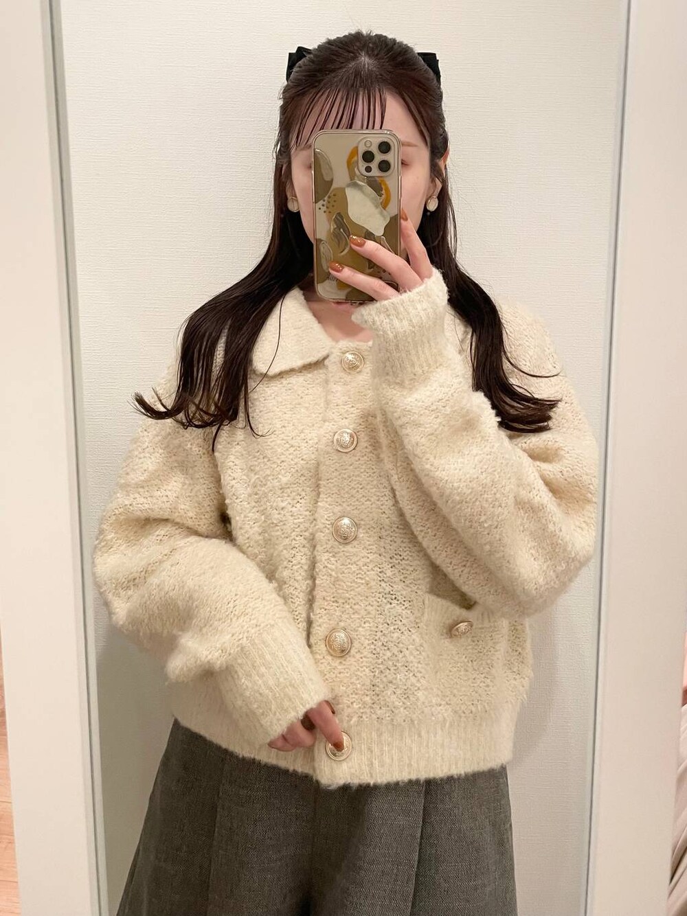 グレー系のその他パンツ、ホワイト系のカーディガン/ボレロを着用したレディースの秋コーディネートの1枚目の写真