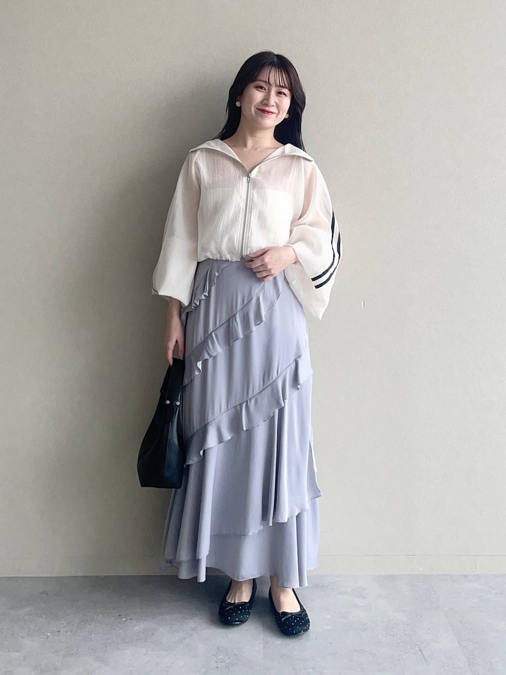 ブラック系のバレエシューズ、ベージュ系のブルゾン、ブラック系のショルダーバッグを着用したレディースの春コーディネートの1枚目の写真