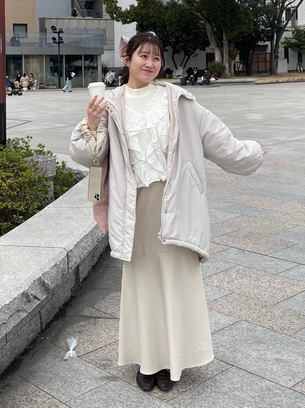 ホワイト系のシャツ/ブラウス、ホワイト系のブルゾン、ホワイト系のスカートを着用したレディースの冬コーディネートの1枚目の写真