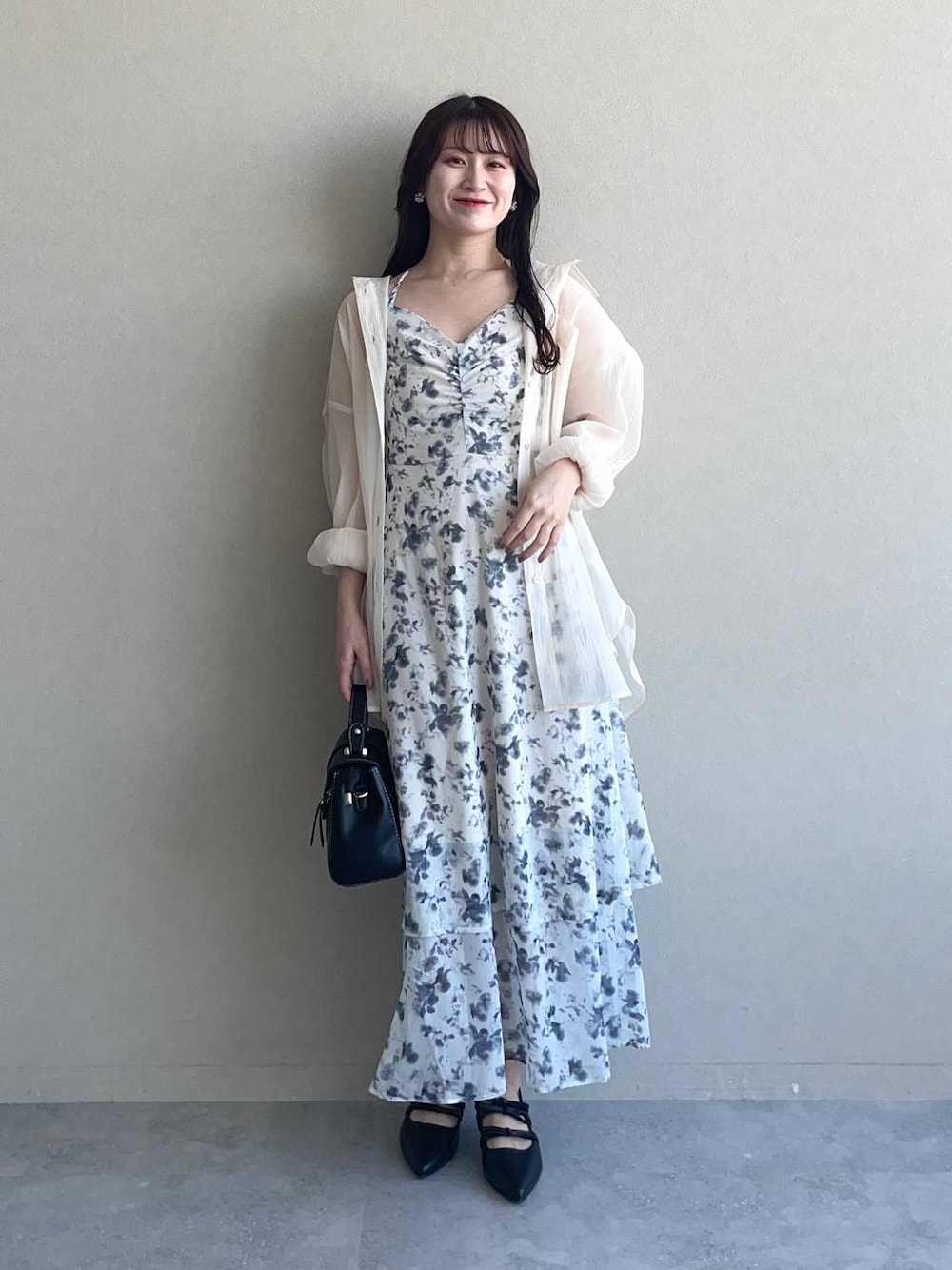 「デート/ロマンティック、mysty woman、夏コーデ、フェミニン、低身長、モテ、シャツ、シャツスタイル、キャミワンピース、パンプス」｜「mysty womanのシアーオーバーシャツ　315435（シャツ/ブラウス、ベージュ系）」を使った、MiOさん（レディース・155cm）の春コーディネートの1枚目の写真