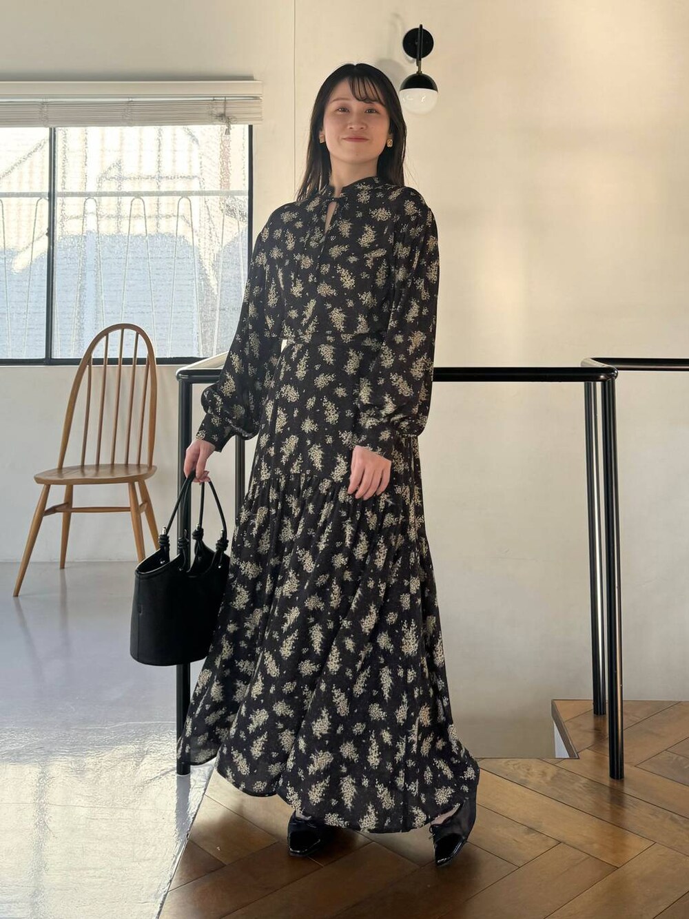 ブラック系のバレエシューズ、ブラック系のシャツ/ブラウス、ブラック系のスカートを着用したレディースの春コーディネートの1枚目の写真