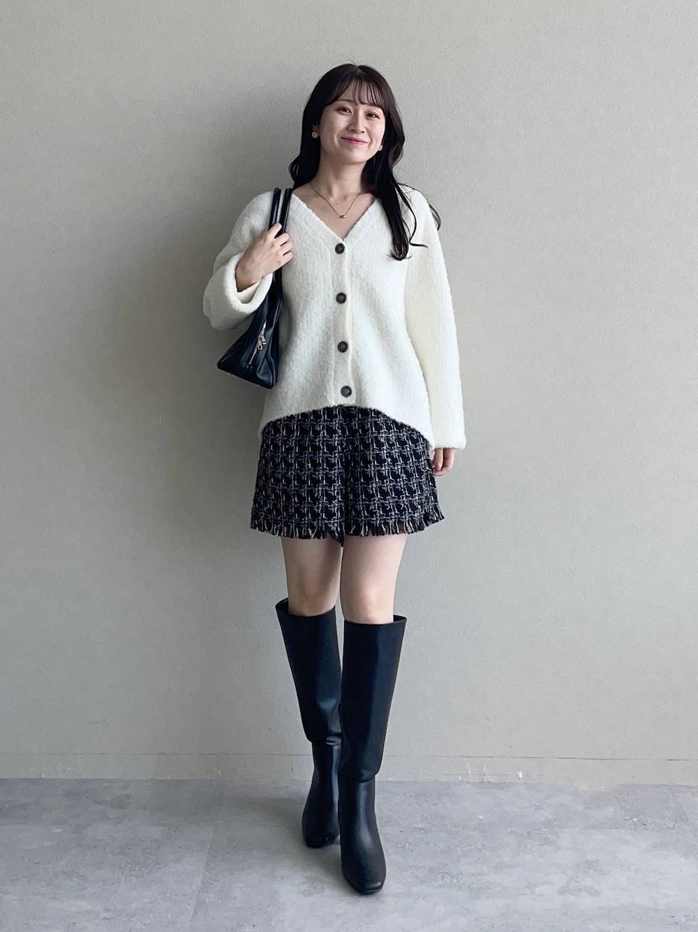 ホワイト系のカーディガン/ボレロ、ブラック系のその他パンツ、ブラック系のトートバッグを着用したレディースの秋コーディネートの1枚目の写真