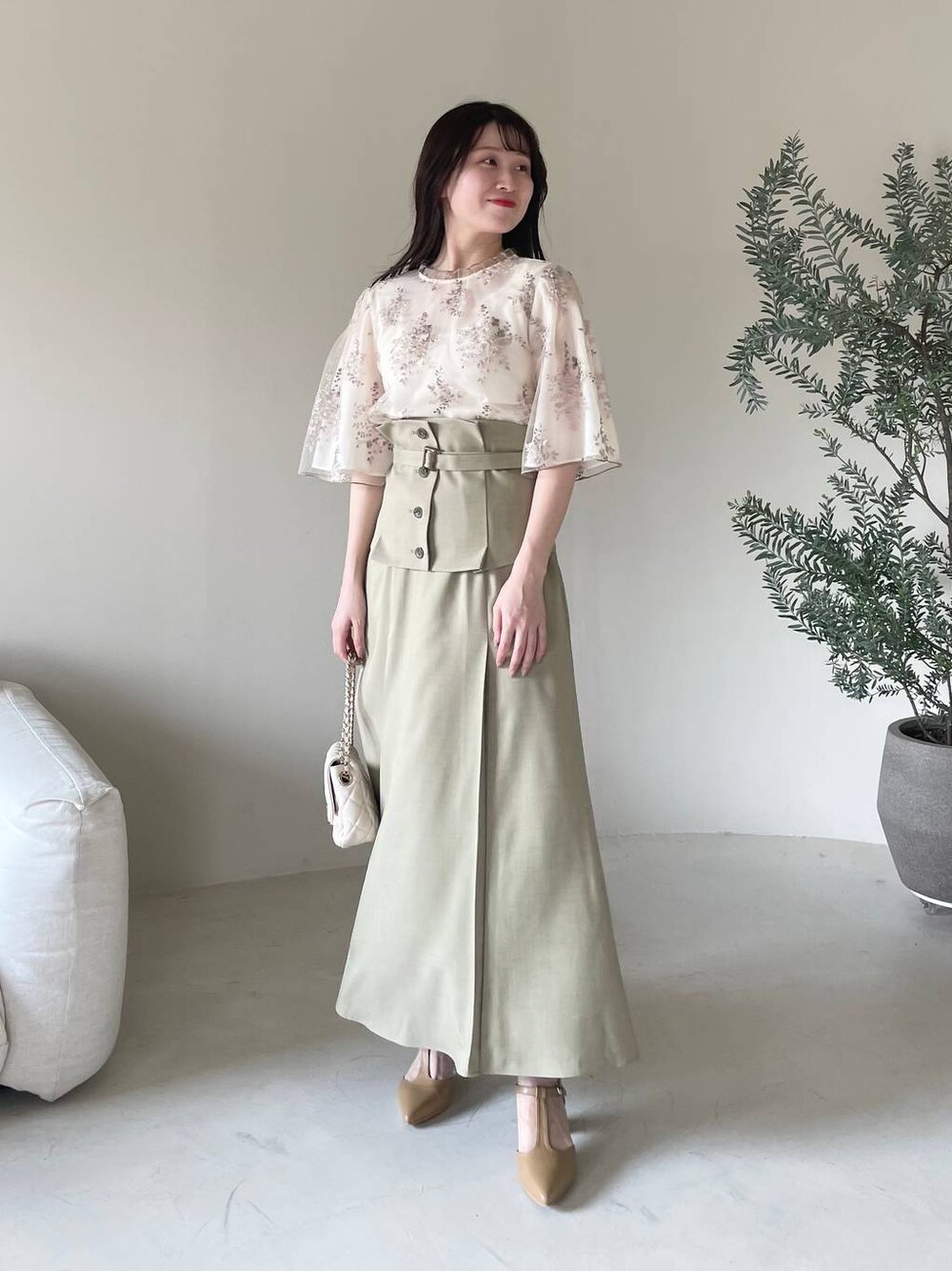 ホワイト系のシャツ/ブラウス、ホワイト系のショルダーバッグ、ベージュ系のパンプスを着用したレディースの春コーディネートの1枚目の写真