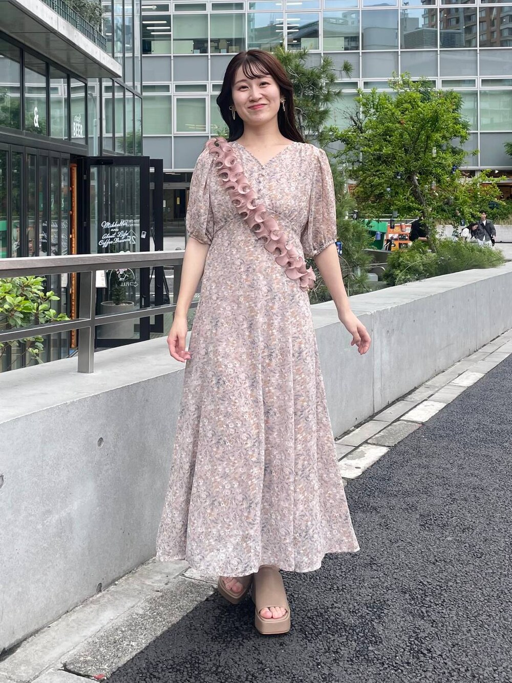 ベージュ系のサンダル、ピンク系のワンピース、ピンク系のスマホグッズを着用したレディースの夏コーディネートの1枚目の写真