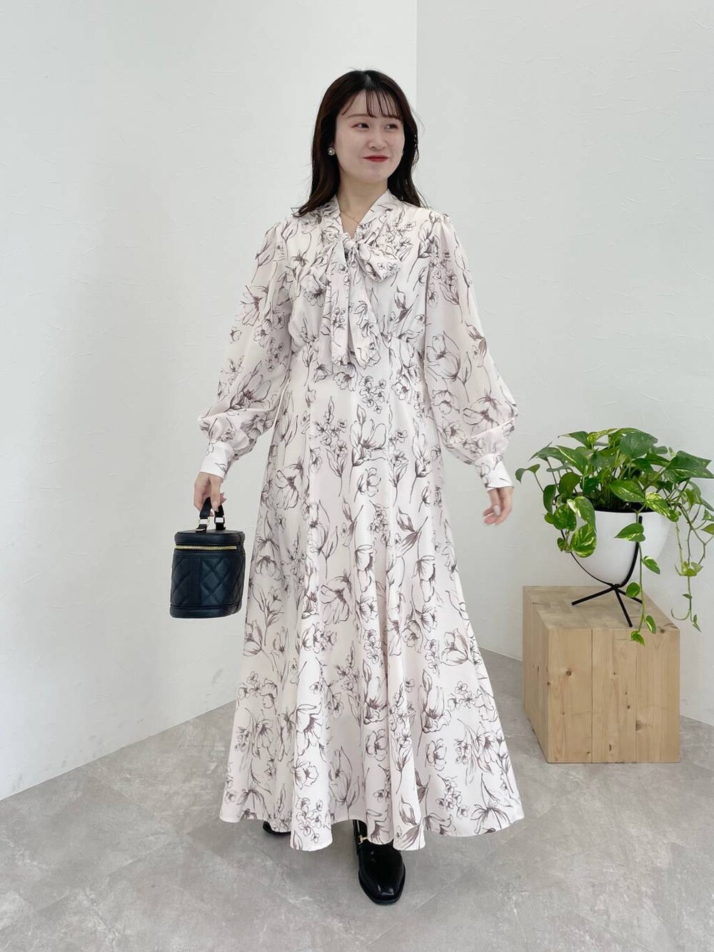 ブラック系のローファー、ブラック系のショルダーバッグ、ピンク系のワンピースを着用したレディースの冬コーディネートの1枚目の写真