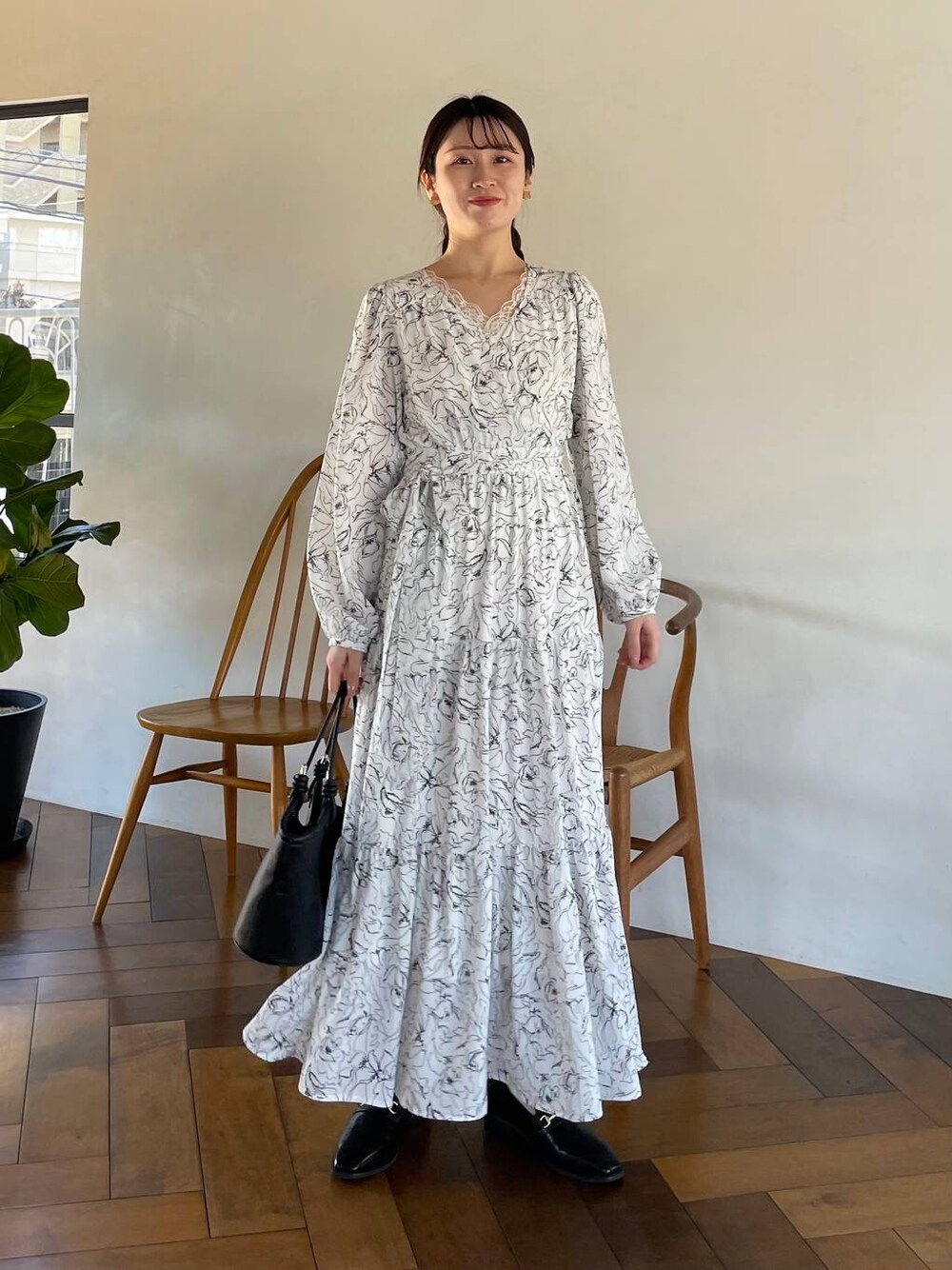 ブラック系のローファー、ホワイト系のワンピース、ホワイト系のタンクトップを着用したレディースの冬コーディネートの1枚目の写真