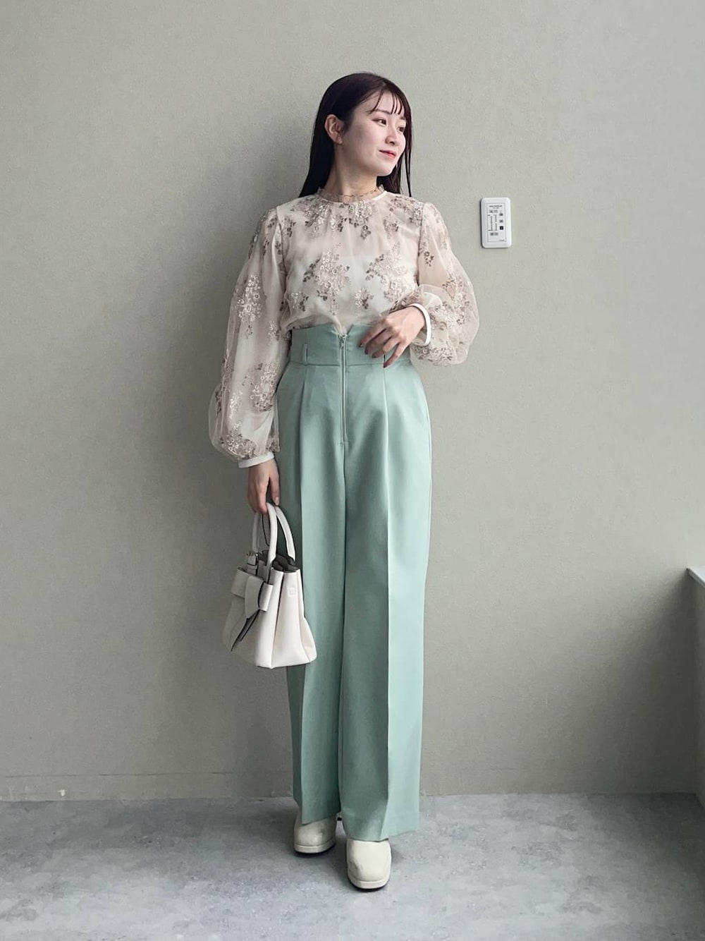 ホワイト系のシャツ/ブラウス、ホワイト系のブーツ、ホワイト系のショルダーバッグを着用したレディースの冬コーディネートの1枚目の写真