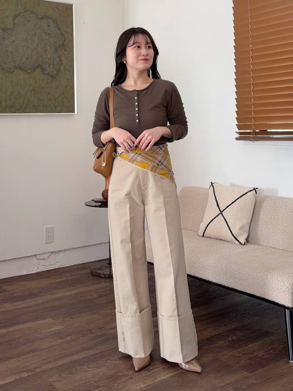 ブラウン系のサンダル、イエロー系のショルダーバッグ、ベージュ系のその他パンツを着用したレディースの春コーディネートの1枚目の写真