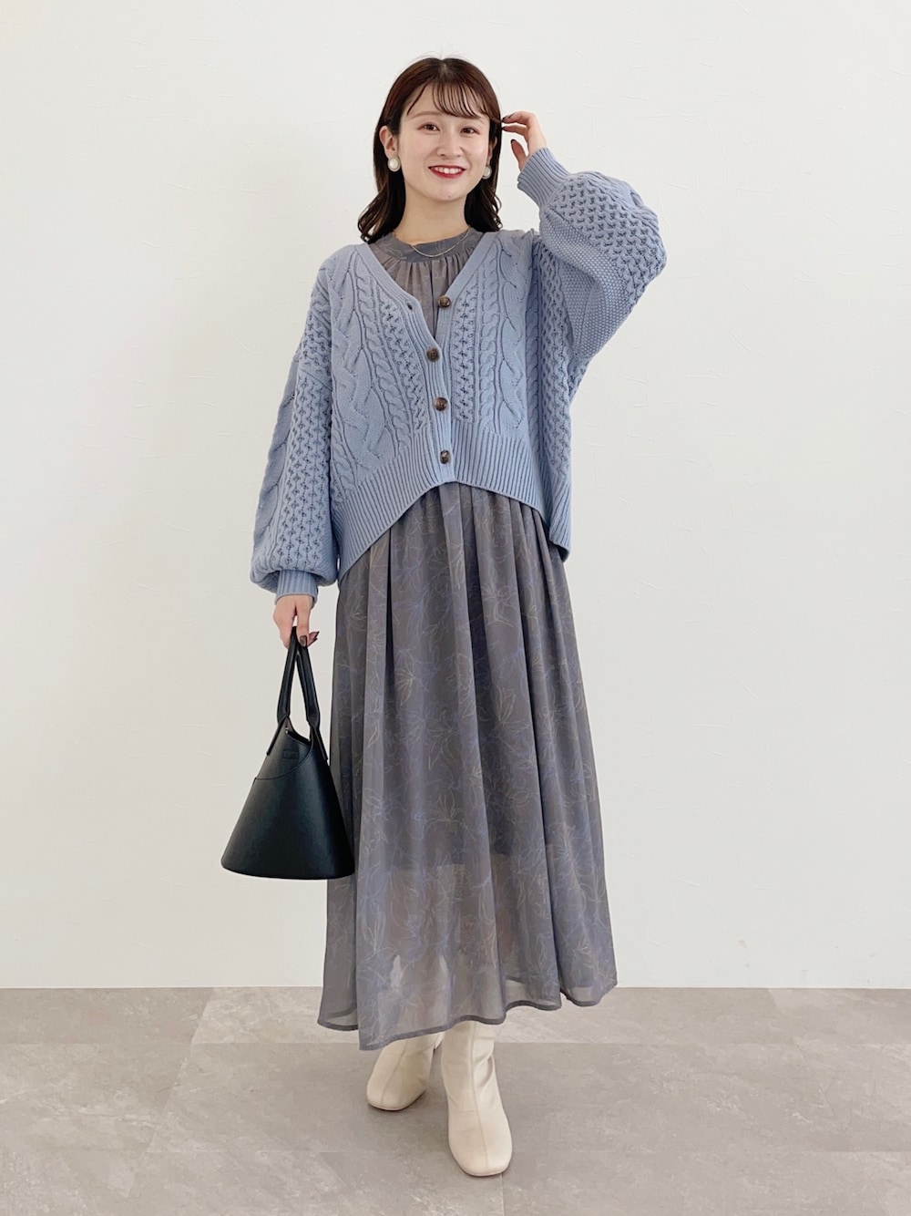 ブルー系のカーディガン/ボレロ、ブラック系のワンピース、ブラック系のショルダーバッグを着用したレディースの秋コーディネートの1枚目の写真