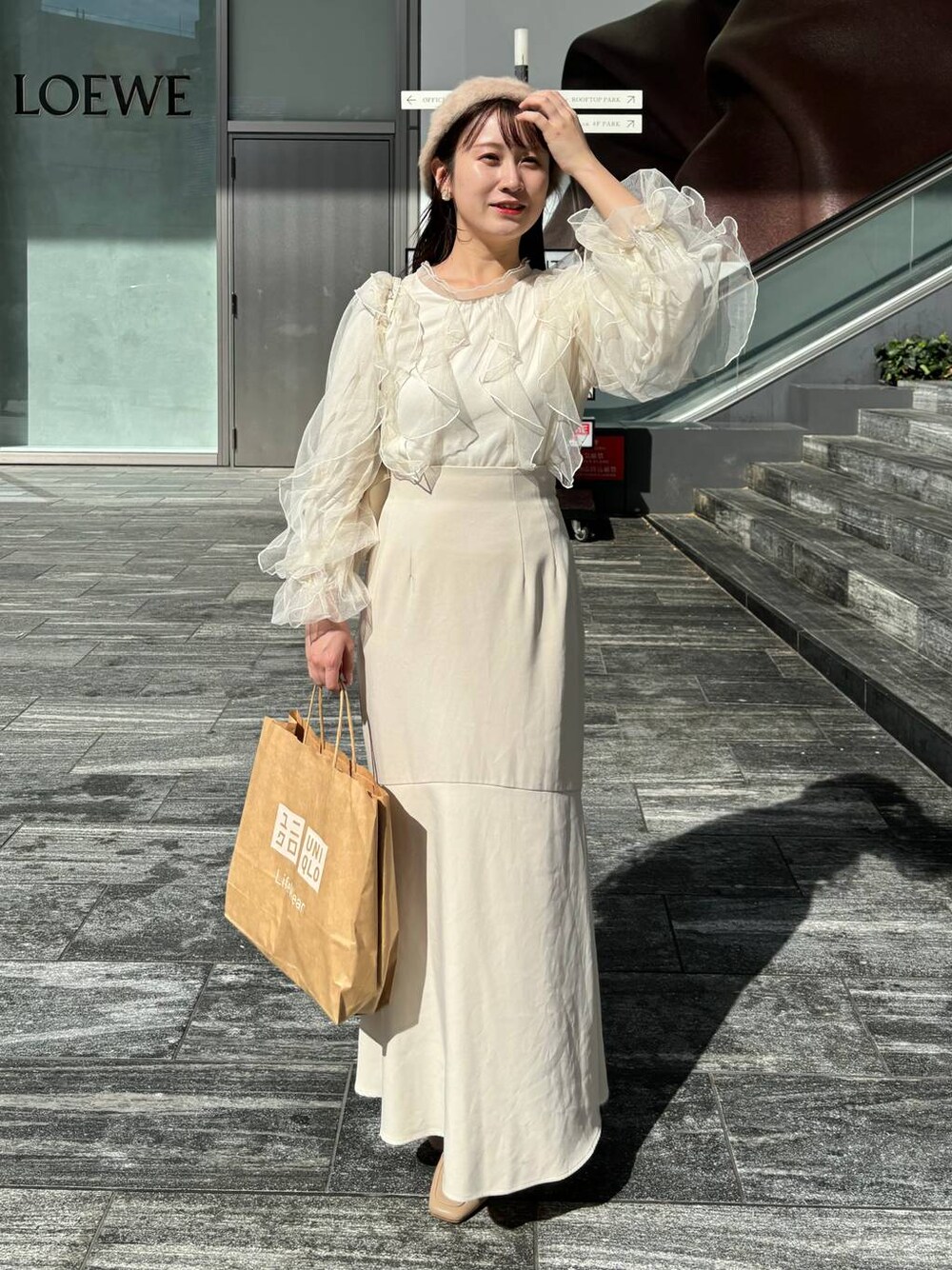 ホワイト系のシャツ/ブラウス、ホワイト系のスカートを着用したレディースの秋コーディネートの1枚目の写真