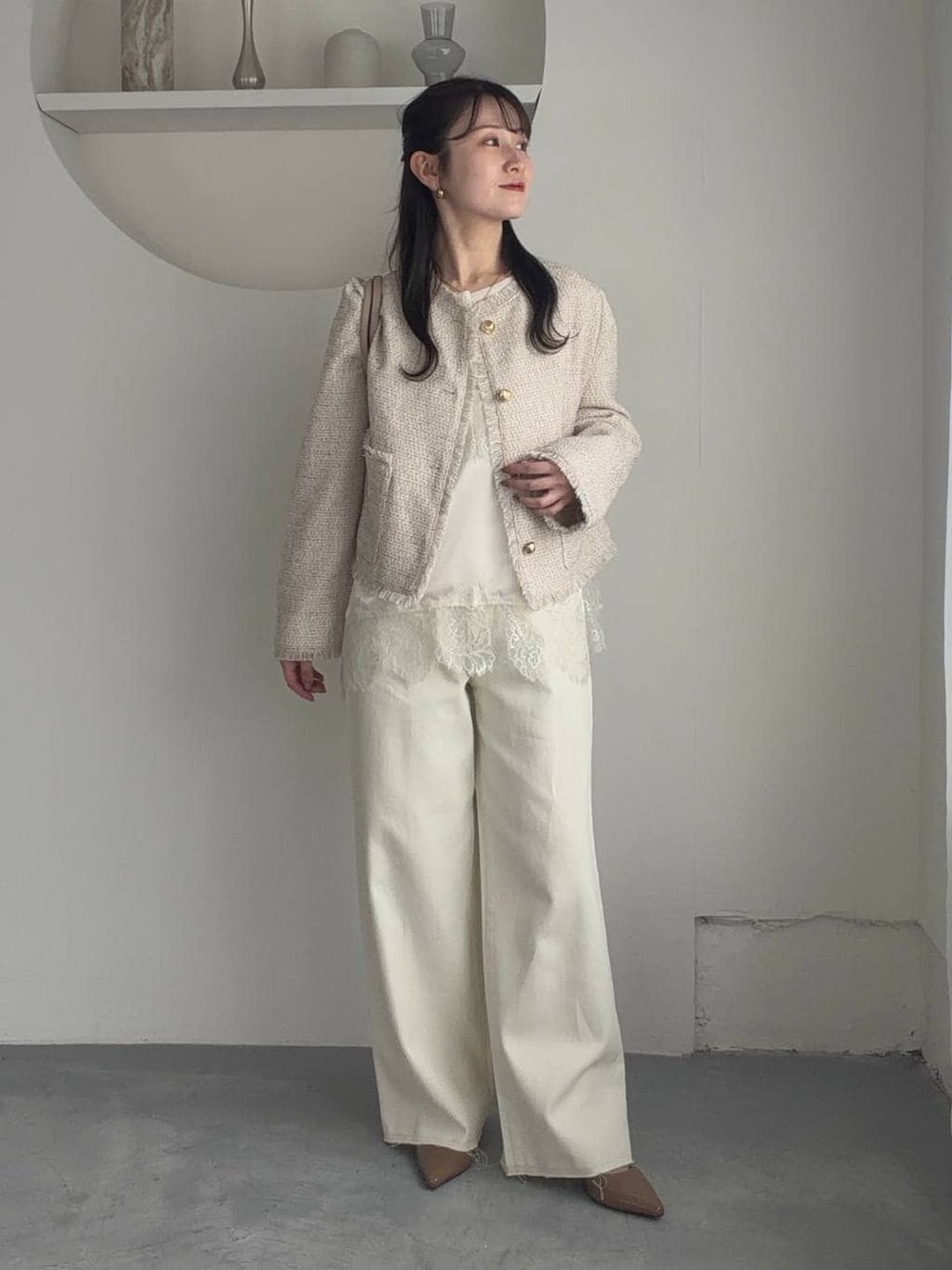 ブラウン系のサンダル、ホワイト系のキャミソール、ホワイト系のノーカラージャケットを着用したレディースの春コーディネートの1枚目の写真