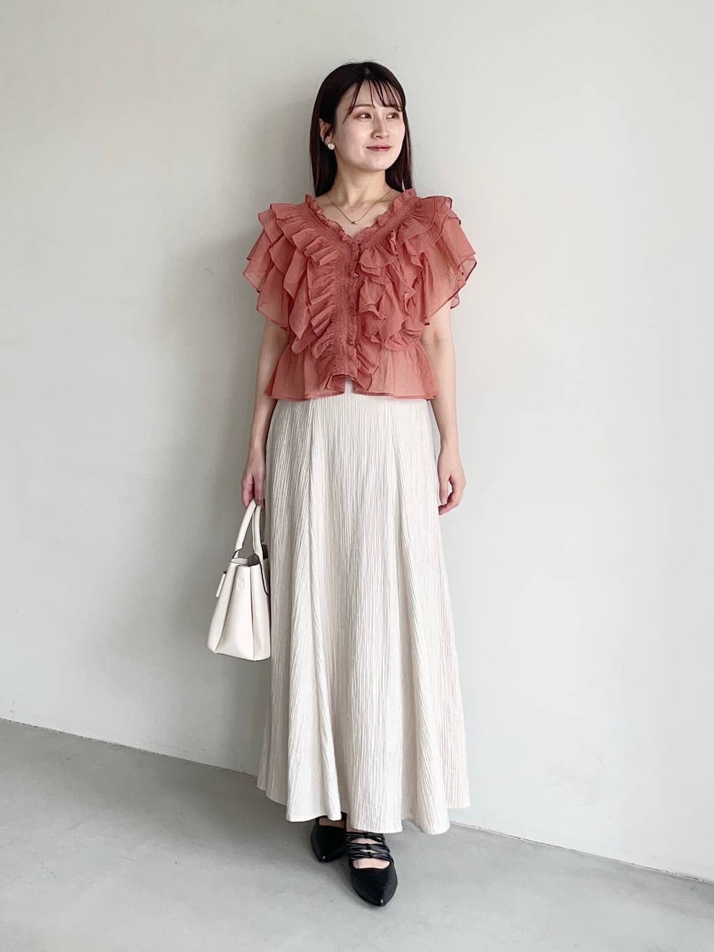 「フェミニン、低身長、モテ、デート/ロマンティック、mysty woman、ロングスカート、パンプス、夏コーデ」｜「mysty womanのリボンモチーフバック　 283504（ショルダーバッグ、ホワイト系）」を使った、MiOさん（レディース・155cm）の夏コーディネートの1枚目の写真