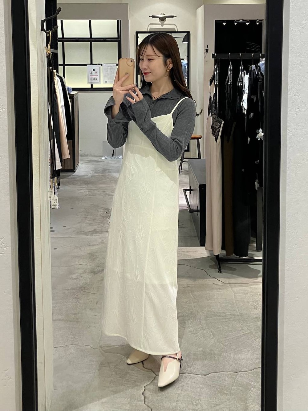 ホワイト系のサンダル、グレー系のTシャツ/カットソー、ホワイト系のワンピースを着用したレディースの春コーディネートの1枚目の写真
