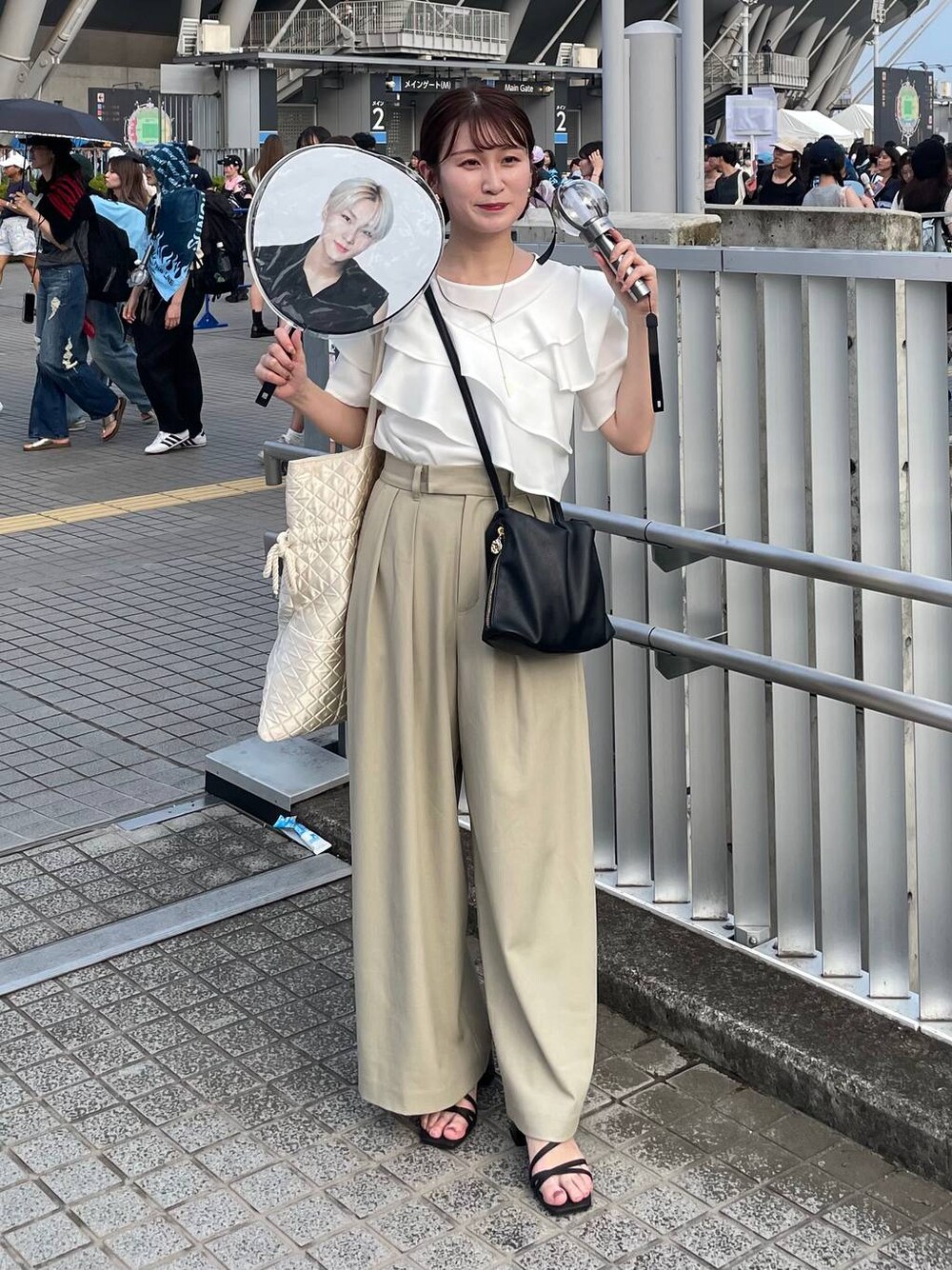 ホワイト系のシャツ/ブラウスを着用したレディースの夏コーディネートの1枚目の写真