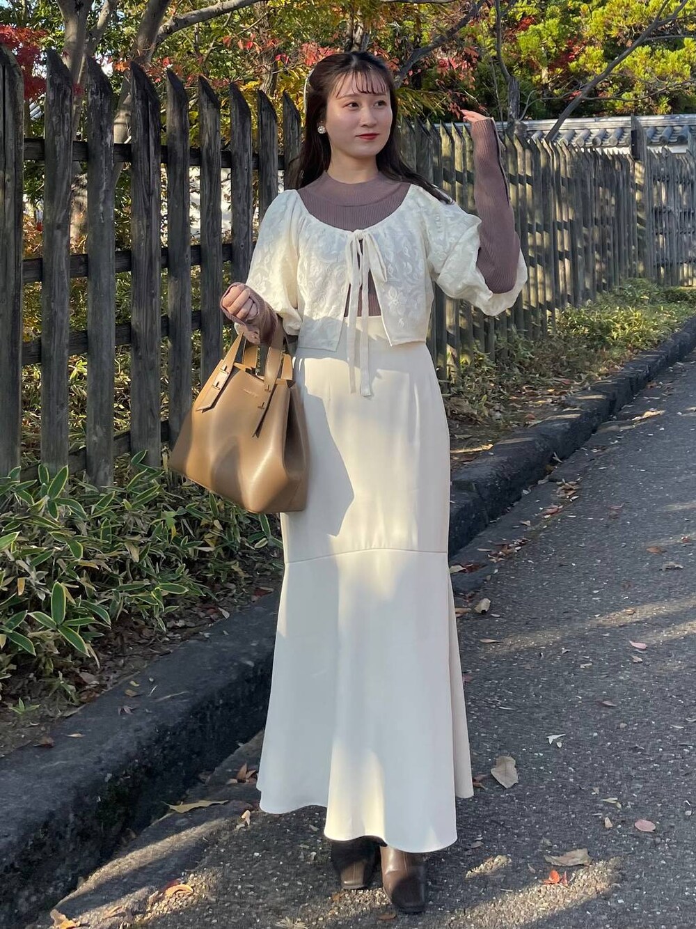 ホワイト系のワンピース、ホワイト系のニット/セーター、ホワイト系のスカートを着用したレディースの冬コーディネートの1枚目の写真