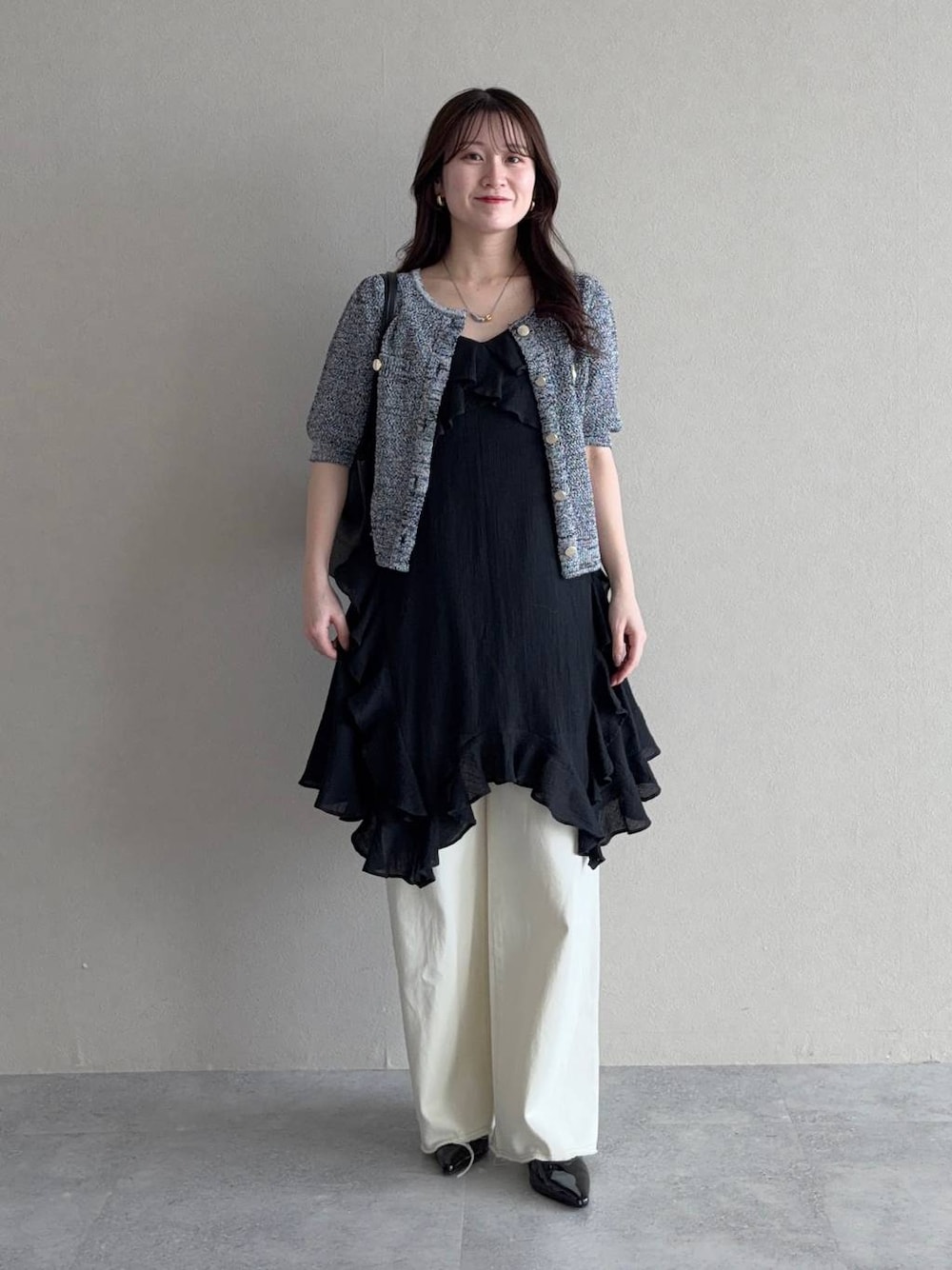 ブルー系のカーディガン/ボレロ、ブラック系のサンダル、ブラック系のチュニックを着用したレディースの春コーディネートの1枚目の写真