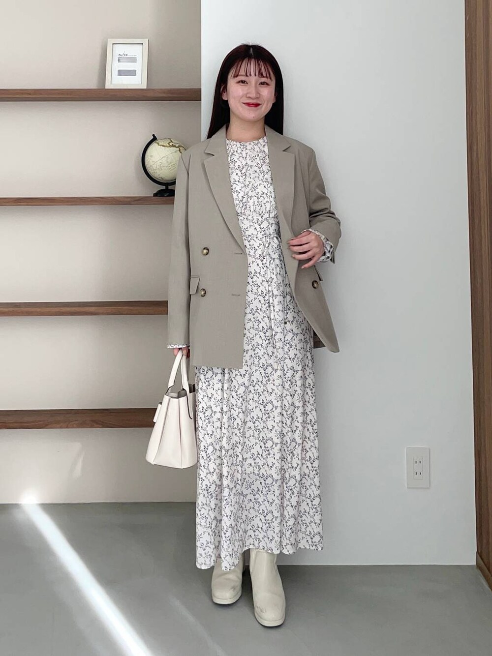 ホワイト系のブーツ、ホワイト系のショルダーバッグ、ホワイト系のワンピースを着用したレディースの冬コーディネートの1枚目の写真