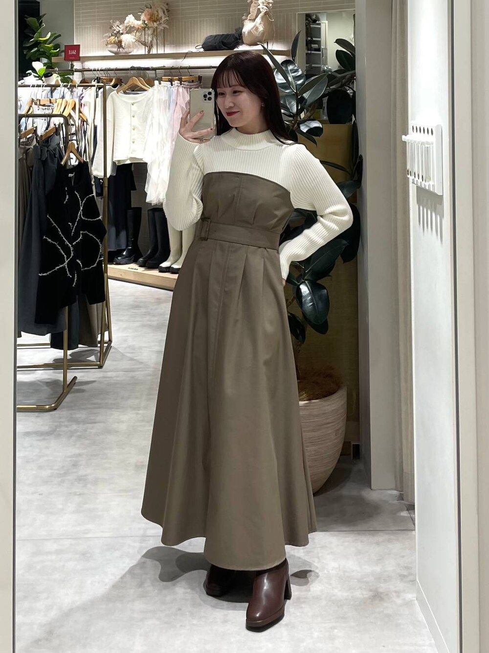 ブラウン系のブーツ、ブラウン系のワンピースを着用したレディースの冬コーディネートの1枚目の写真