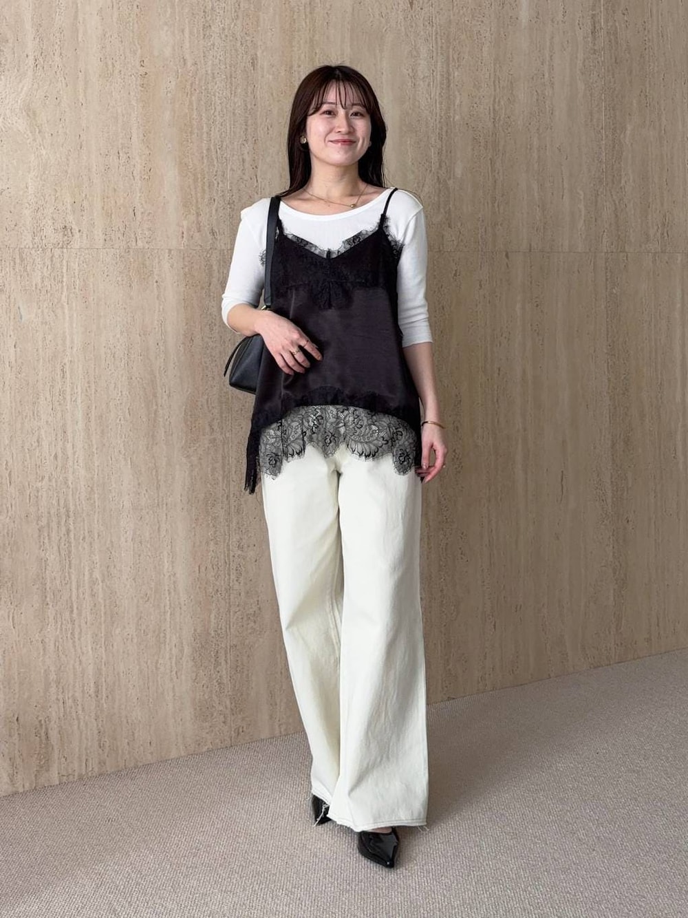 ブラック系のサンダル、ブラック系のキャミソール、ブラック系のショルダーバッグを着用したレディースの春コーディネートの1枚目の写真