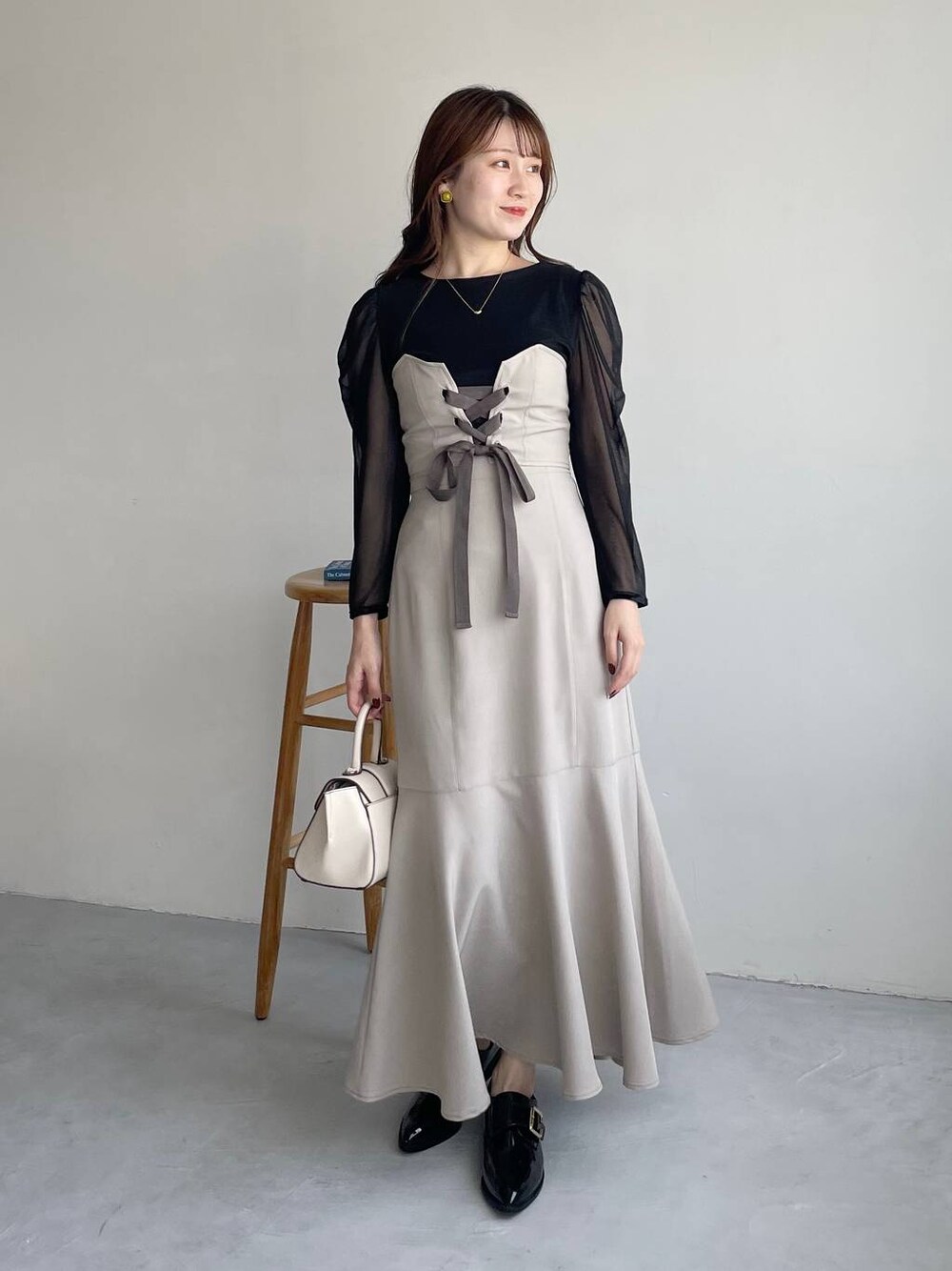 ブラック系のその他シューズ、ホワイト系のハンドバッグ、ブラック系のTシャツ/カットソーを着用したレディースの夏コーディネートの1枚目の写真