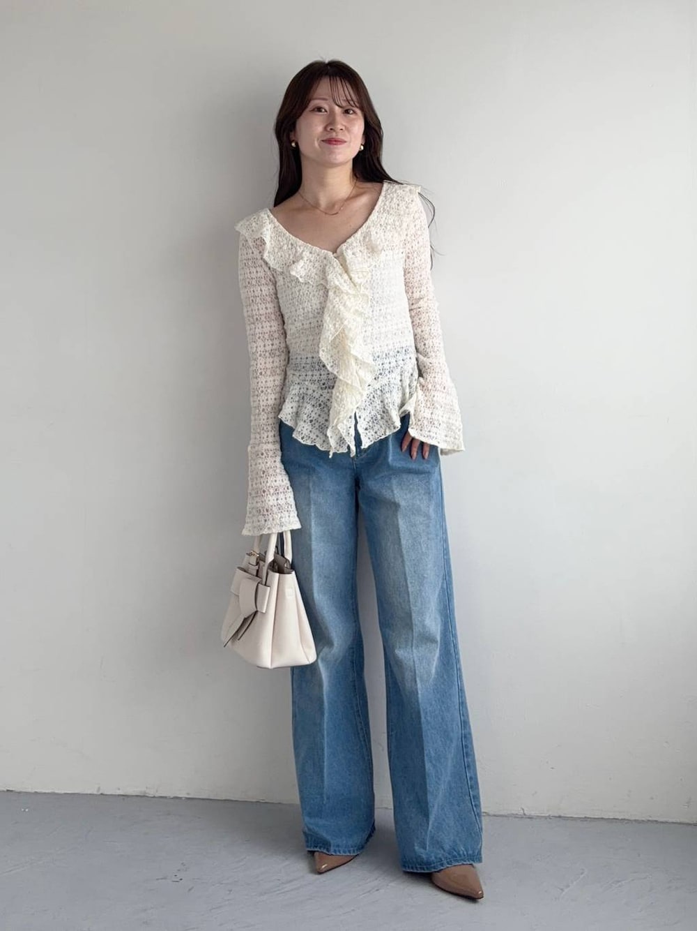 ホワイト系のシャツ/ブラウス、ブルー系のデニムパンツ、ホワイト系のショルダーバッグを着用したレディースの秋コーディネートの1枚目の写真