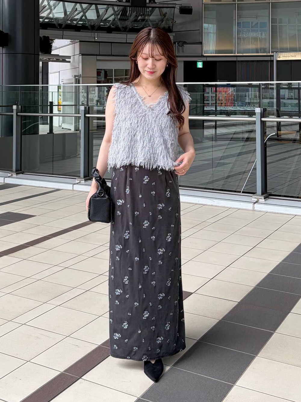 ブラック系のサンダル、グレー系のワンピース、グレー系のベストを着用したレディースの夏コーディネートの1枚目の写真