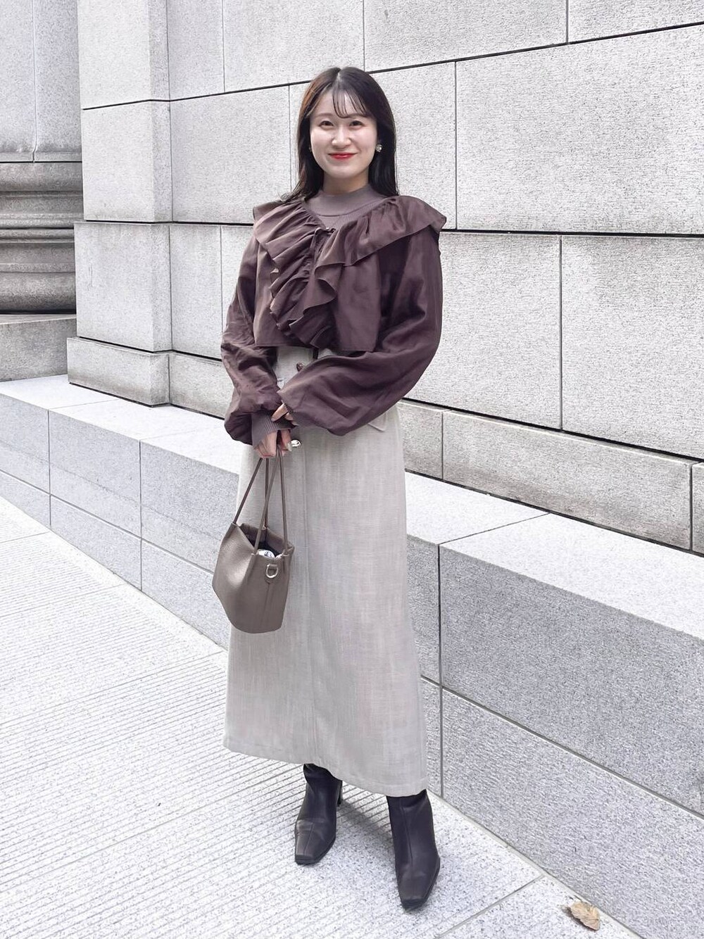 ホワイト系のスカート、ブラウン系のシャツ/ブラウスを着用したレディースの秋コーディネートの1枚目の写真