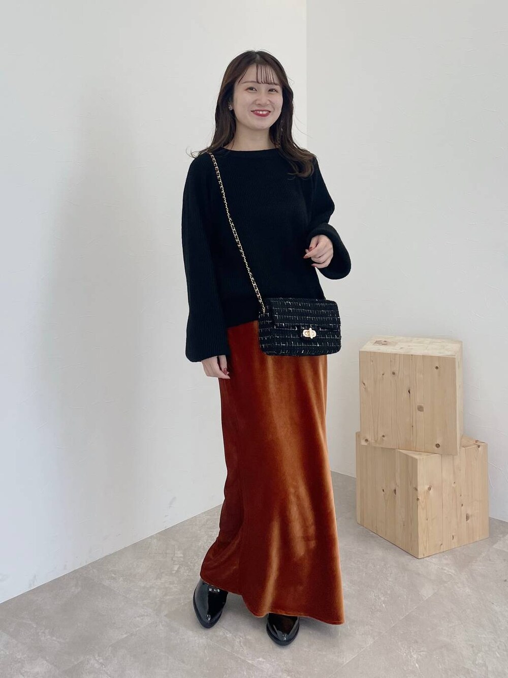 その他のショルダーバッグ、ブラック系のニット/セーター、ブラック系のその他シューズを着用したレディースの秋コーディネートの1枚目の写真