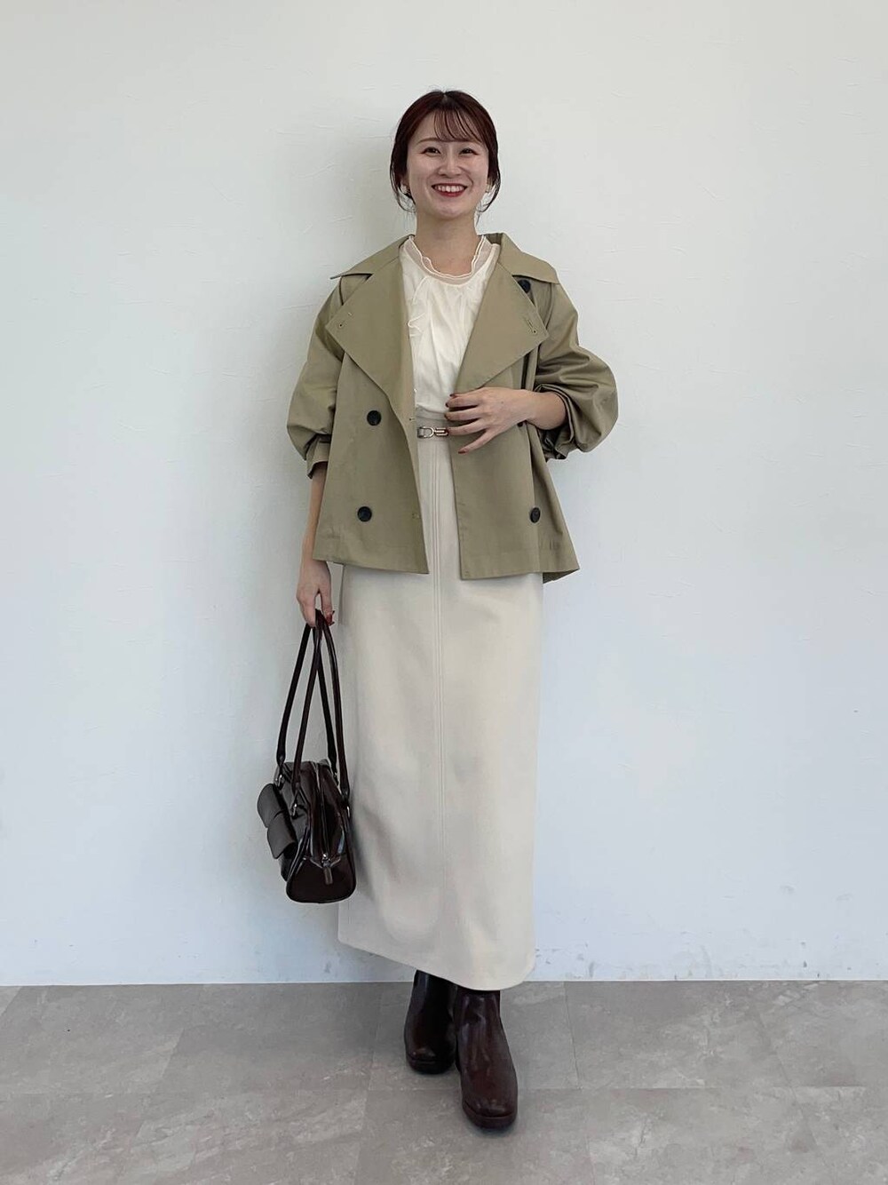 「フェミニン、低身長、モテ、デート/ロマンティック、mysty woman、トレンチコート、コート、秋コーデ、ロングスカート、ブーツ、ショートブーツ」｜「mysty womanのニットストームショートブーツ　143358（ブーツ、ブラウン系）」を使った、MiOさん（レディース・155cm）の秋コーディネートの1枚目の写真