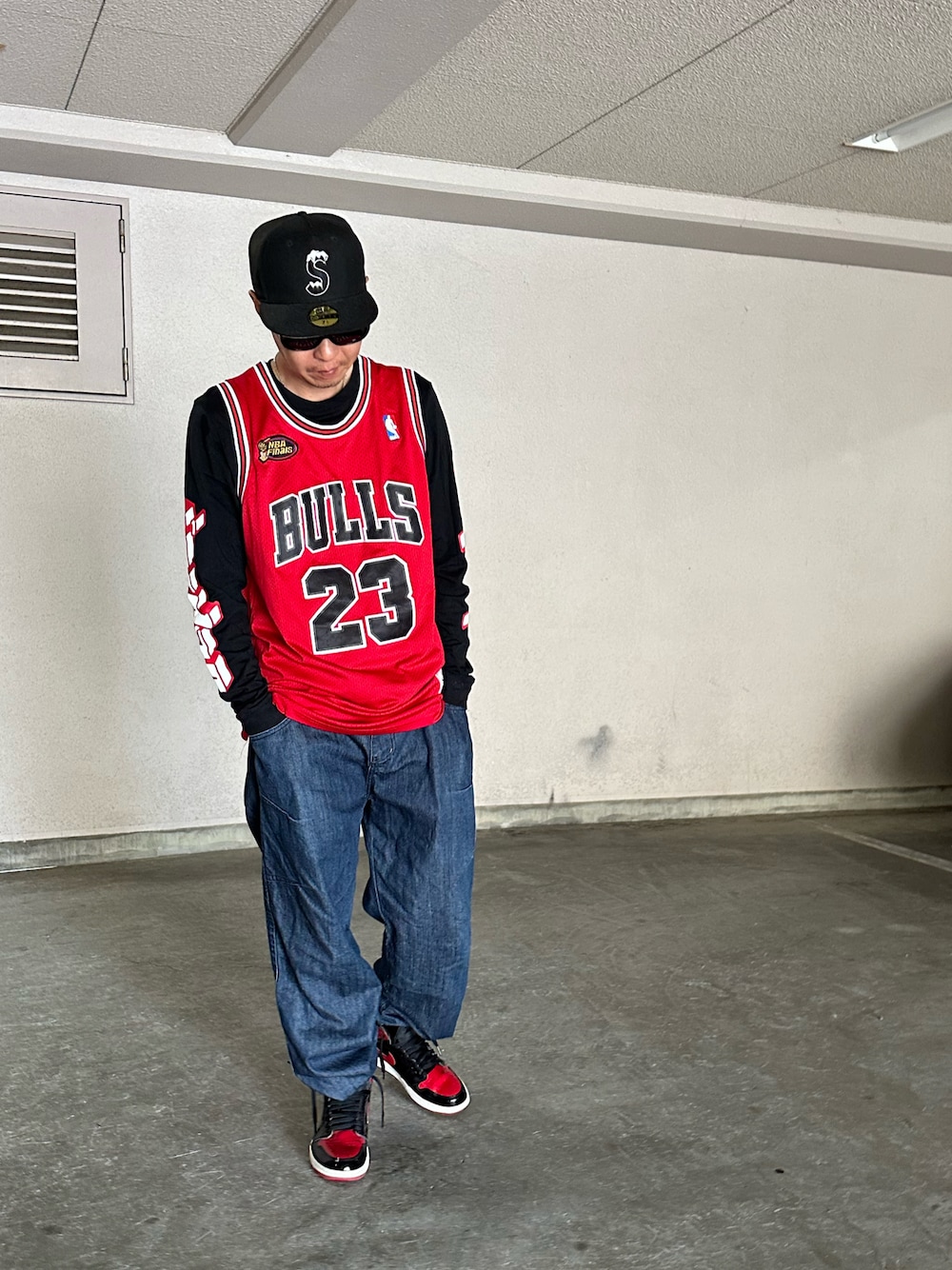 「スニーカー、airjordan1、airjordan、スポーツミックス、サングラス、Tシャツ、デニム、キャップ、バスケタンク、雨の日コーデ、バギーデニム、ストリート、休日スタイル」｜「NIKEのアイテム（スニーカー、レッド系）」を使った、s0325noguchiさん（メンズ・170cm）の春コーディネートの1枚目の写真