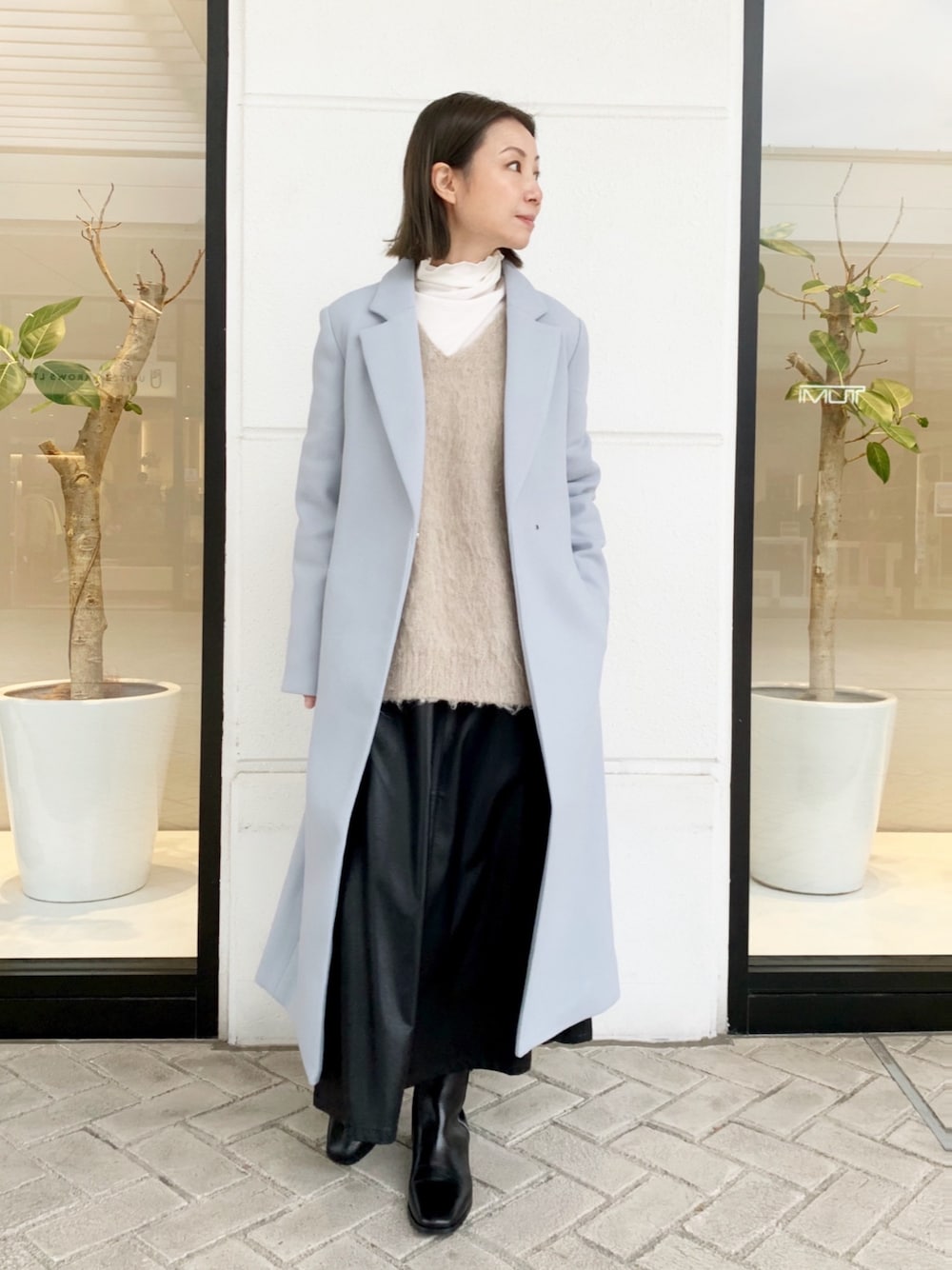 「冬のコーデ、ロングコート、シンプル、冬、休日スタイル、おしゃれさんと繋がりたい、いいね、save、フォローお願いします🤑、abahouse mavie、Rougevif、ブラックコーデ」｜「abahouse mavieのベルト付きロングコート（チェスターコート、ブルー系）」を使った、Takemotoさん（レディース・156cm）の冬コーディネートの1枚目の写真