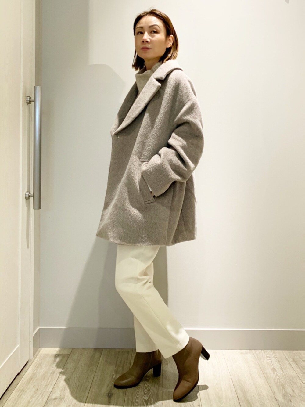 「ファッションを楽しもう、大人カジュアル、大人可愛い、シンプルコーデ、シャギーコート、ブーツ、abahouse mavie、piche abahouse、クリスマスに着たい服、モノトーンコーデ」｜「abahouse mavieのシャギーミドルコート（ピーコート、ベージュ系）」を使った、Takemotoさん（レディース・156cm）の秋コーディネートの1枚目の写真