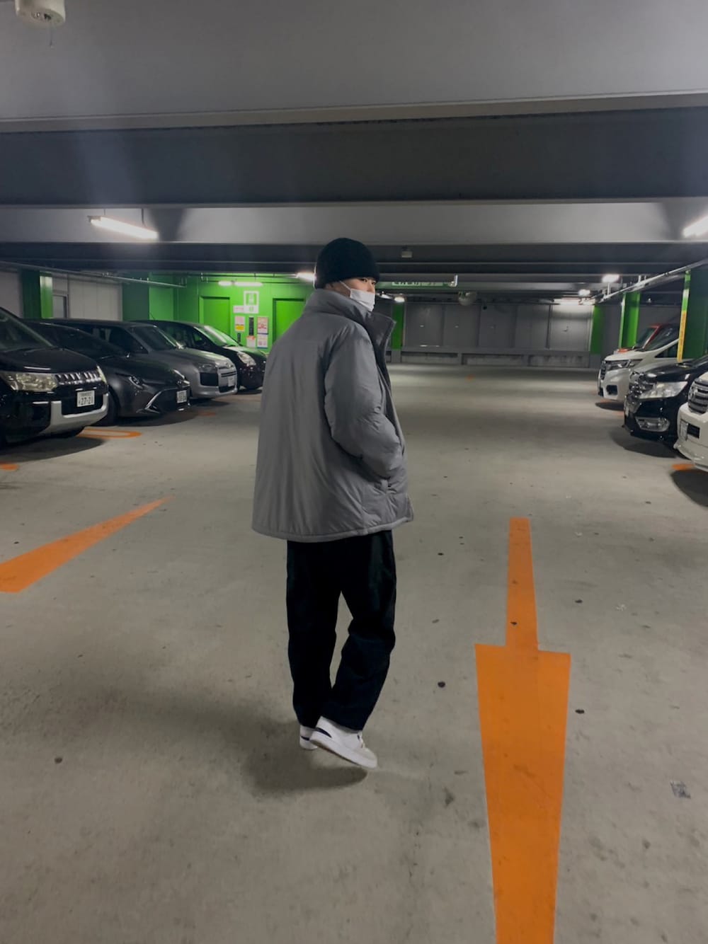 「古着MIX、デニムパンツ、韓国ファッション、ストリート、古着、フリースパンツ」｜「FTCのPOLARTEC WIND PRO FLEECE PANT（その他パンツ、ブラック系）」を使った、dcciさん（メンズ・181cm）の冬コーディネートの1枚目の写真