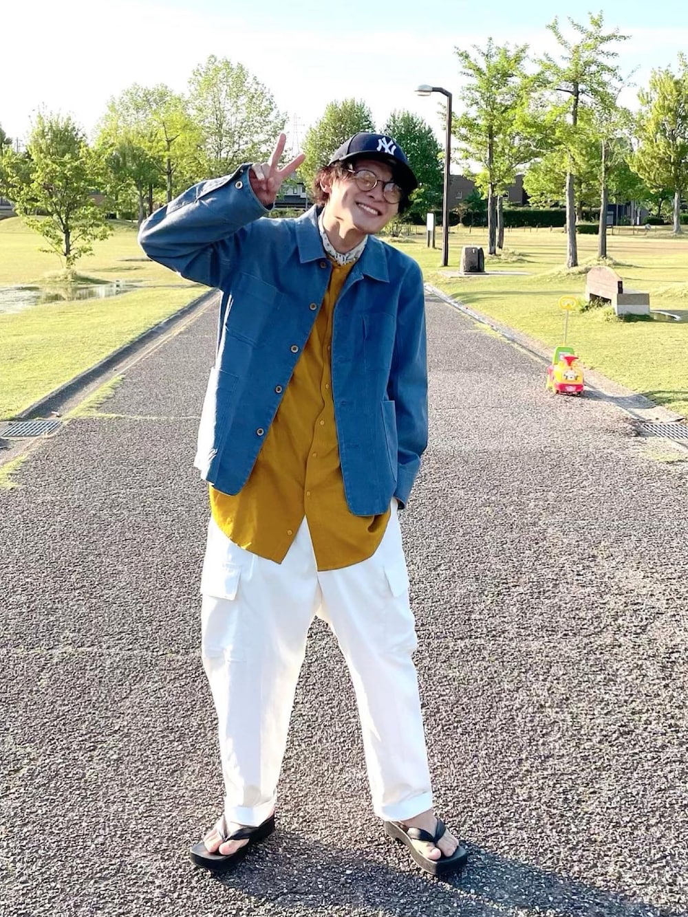「カーゴパンツ、ビッグシルエット、春夏コーデ、マスタードイエロー、ノーカラーシャツ、バンドカラーシャツ、古着MIX、vintage、ビンテージ、下駄、ストリートMIX、相互フォロー、相互フォローしましょう！、バンダナ、バンダナアレンジ」｜「TAKEO KIKUCHIのアイテム（カーゴパンツ、ホワイト系）」を使った、4416さん（メンズ・171cm）の春コーディネートの1枚目の写真