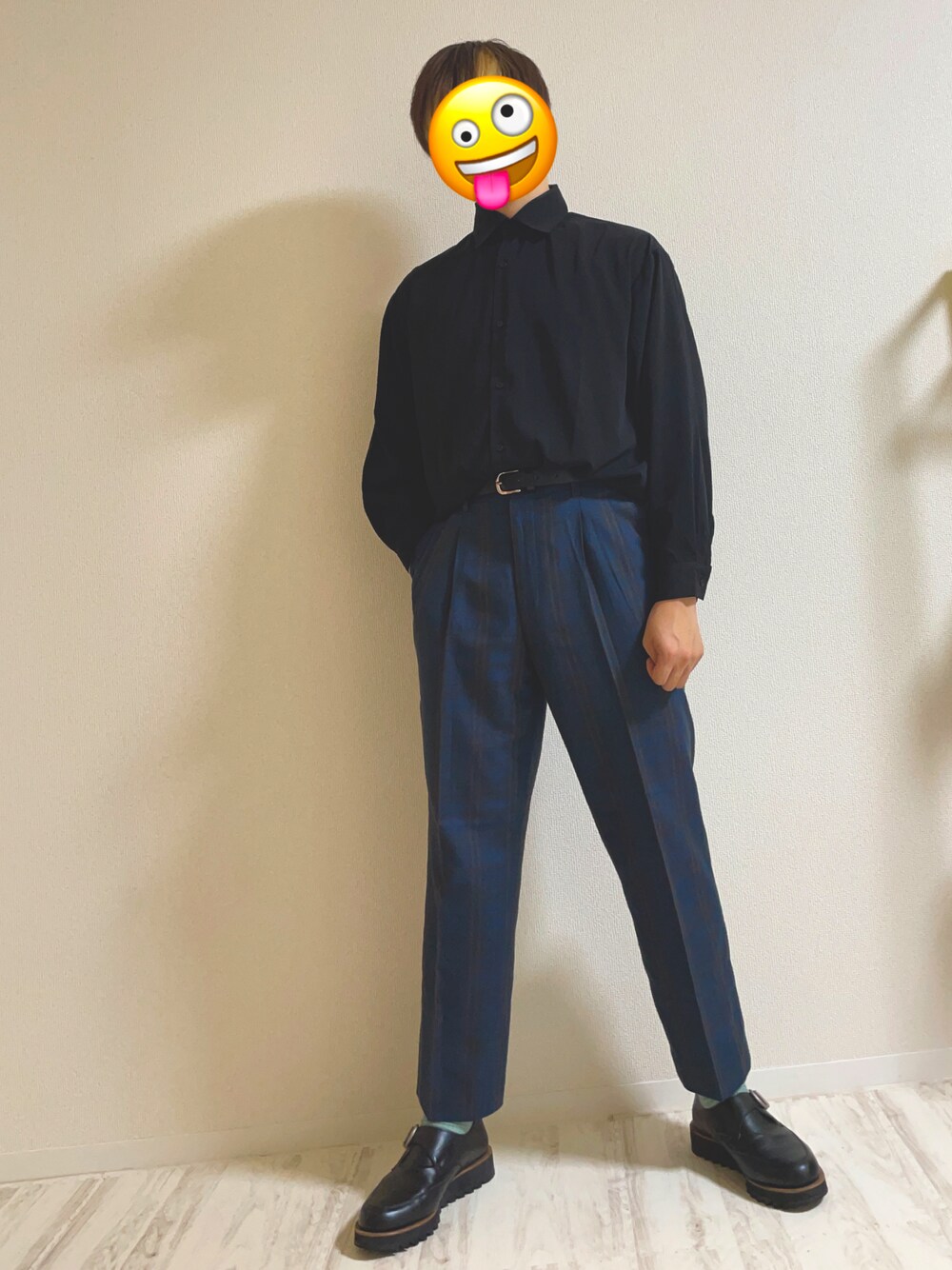 「今日のコーデ、おしゃれさんと繋がりたい、秋コーデ、秋冬コーデ、古着MIX、タックイン、カジュアルコーデ、EDDEN ELLEN、Gian、HARE、革靴、黒シャツ、スラックス、チェックパンツ、秋トレンド2021」｜「usedのアイテム（スラックス、ブルー系）」を使った、  Yuiki(相互⇄)さん（メンズ・182cm）の秋コーディネートの1枚目の写真