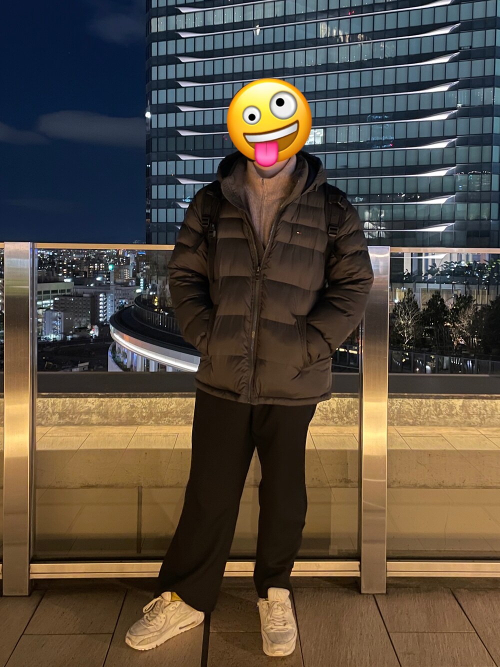 「冬、オトナカジュアル、シンプル、今日のコーデ、ワイドパンツ、ニットコーデ、ベージュ、スニーカー、ユニクロ、HARE、TOMMY HILFIGER、フレアパンツ、お洒落さんとつながりたい、ダウンジャケット」｜「HAREのワイドフレアパンツ(HARE)（スラックス、ブラック系）」を使った、  Yuiki(相互⇄)さん（メンズ・182cm）の冬コーディネートの1枚目の写真