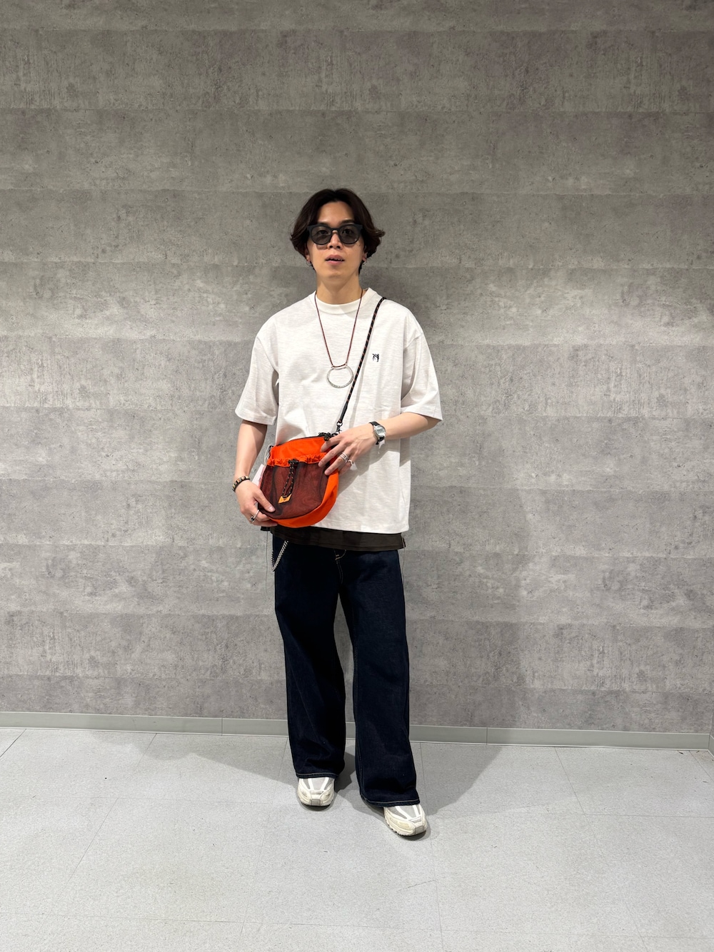 「GLOSTERの【GLOSTER/グロスター】BOY BACK FANCY 裏地配色 ショートスリーブTシャツ（Tシャツ/カットソー、ホワイト系）」を使った、ふなさん（メンズ・178cm）の春コーディネートの1枚目の写真