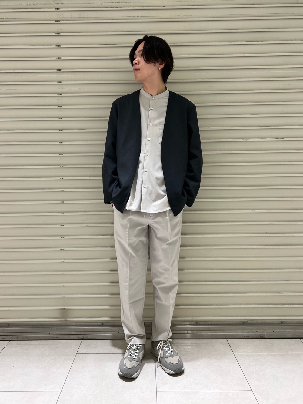 「きれいめカジュアル、綺麗めコーデ、セットアップ、セットアップスタイル、ジャケット、ジャケットスタイル、バンドカラーシャツ、休日スタイル、大人カジュアル、シンプルコーデ、天王寺、天王寺ミオ、FREDY&GLOSTER」｜「GLOSTERの【GLOSTER/グロスター】Quick DRY バンドカラーシャツ ノーカラー ワイドフィット（シャツ/ブラウス、ホワイト系）」を使った、ふなさん（メンズ・178cm）の春コーディネートの1枚目の写真